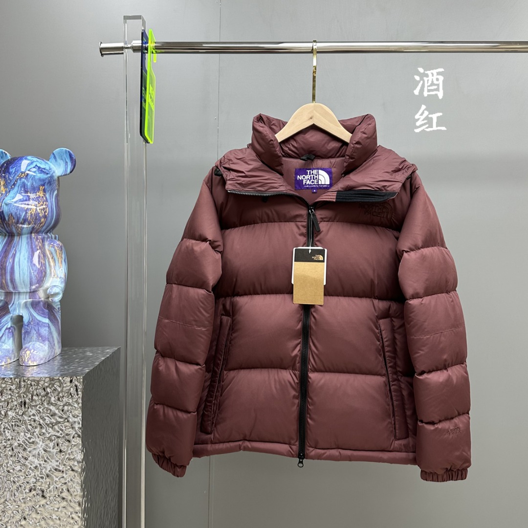 THE NORTH FACE/北面 22FW NUPTSE HOODIE羽绒服 顶级原版复刻版本就是指目前国内最高版本(没有之一)(匠心做一件放到专柜就是ZP的衣服) 1⃣️ 进口barudan/百灵达绣花机定制万针电绣,采用进口7号针,进口绣线,保证每字饱满、立体、清晰,可称最贵绣标! 2⃣️采用白鸭绒填充,保暖性能更出色,轻便不厚重,压缩后的蓬松度恢复性好! 3⃣️原厂定制40D格子四级防水布料,独家采用原版一致单层布料做法【非市面通货内加胆布】,采用单层布料考验了布料及羽绒必须要达标,防止跑绒,并保证手感及膨松度,内里采用尼龙nylon双重双层封禁设计,不会出现任何跑绒现象,内置抽拉绳扣的可调节下摆,可防风防寒! 4⃣️拉链采用吉田YKK原厂定制,刻字清晰,质感完美顺滑. 5⃣️辅料及扣子均采用原版一样铜芯弹簧【非市面铁芯弹簧】 不吹嘘,目前能比我们做的更好的几乎没有! 用心做一件原版产品,让每一位客户有底气去给他的客户介绍说:这个是国内最顶级复刻版本. 好的产品不需要过多软文去衬托 颜色:黑色、酒红、灰色