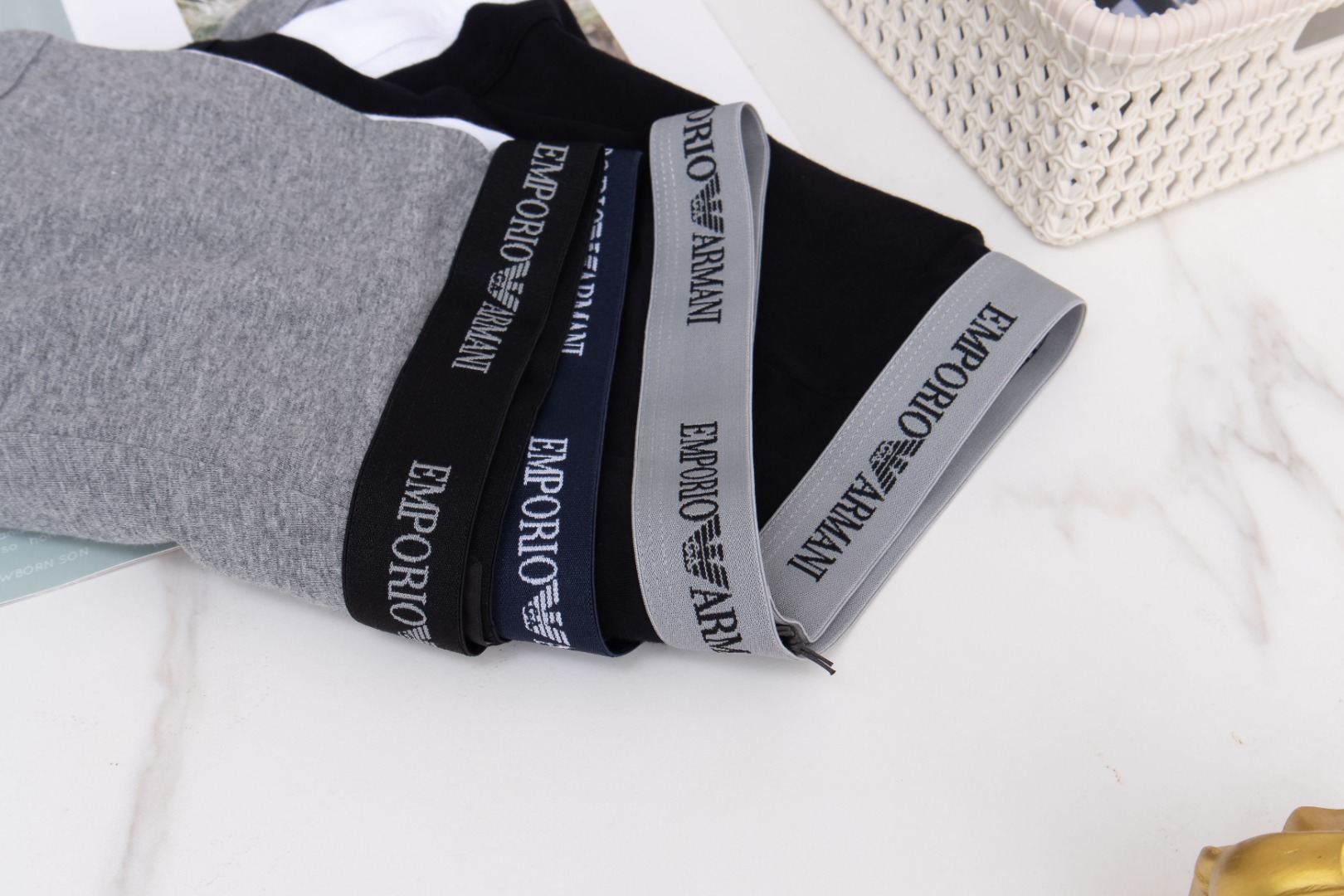 EMPORIO ARMANI中腰平角内裤展现优雅绅士风范，从内而外散发自信魅力我们的男士内裤，不仅是一件