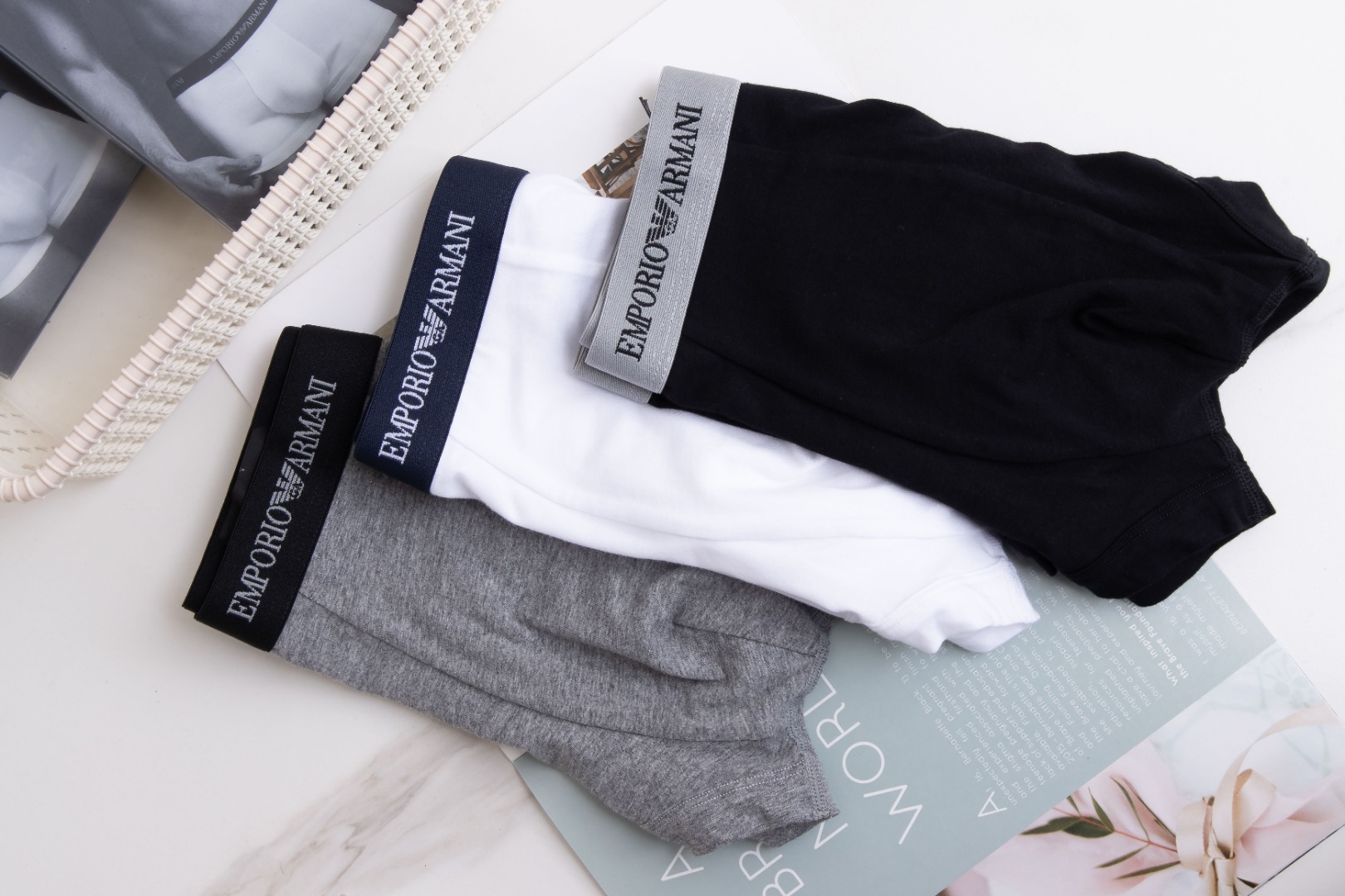 EMPORIO ARMANI中腰平角内裤展现优雅绅士风范，从内而外散发自信魅力我们的男士内裤，不仅是一件