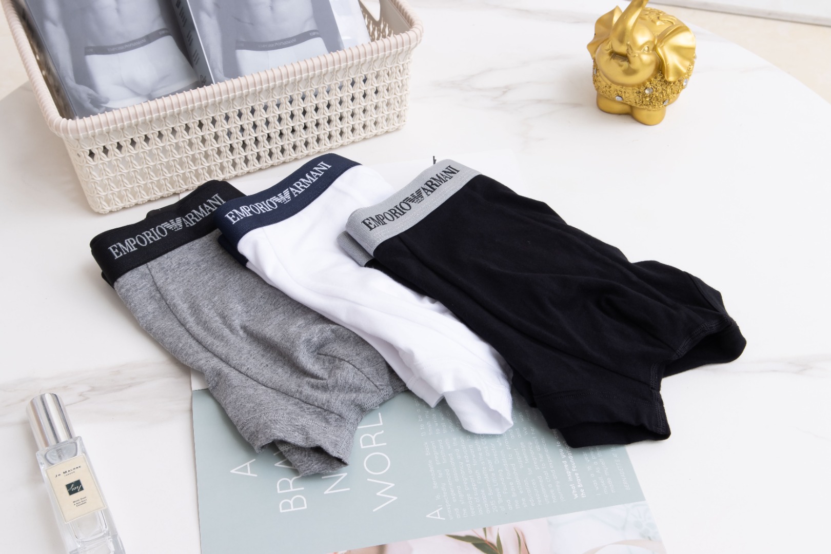 EMPORIO ARMANI中腰平角内裤展现优雅绅士风范，从内而外散发自信魅力我们的男士内裤，不仅是一件