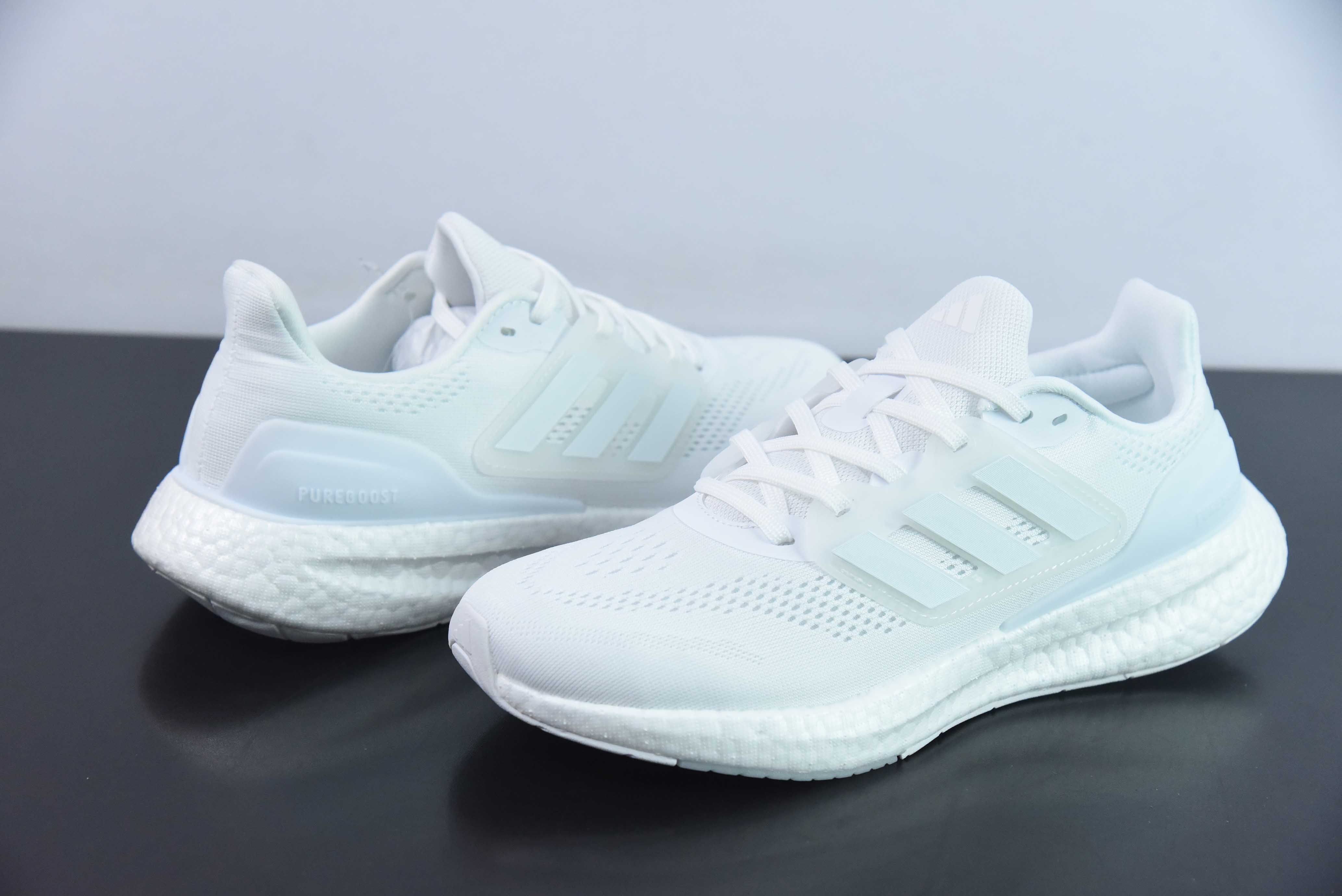 Ad Pureboost 22 阿迪简约轻便透气爆米花休闲跑鞋  货号：IF8064