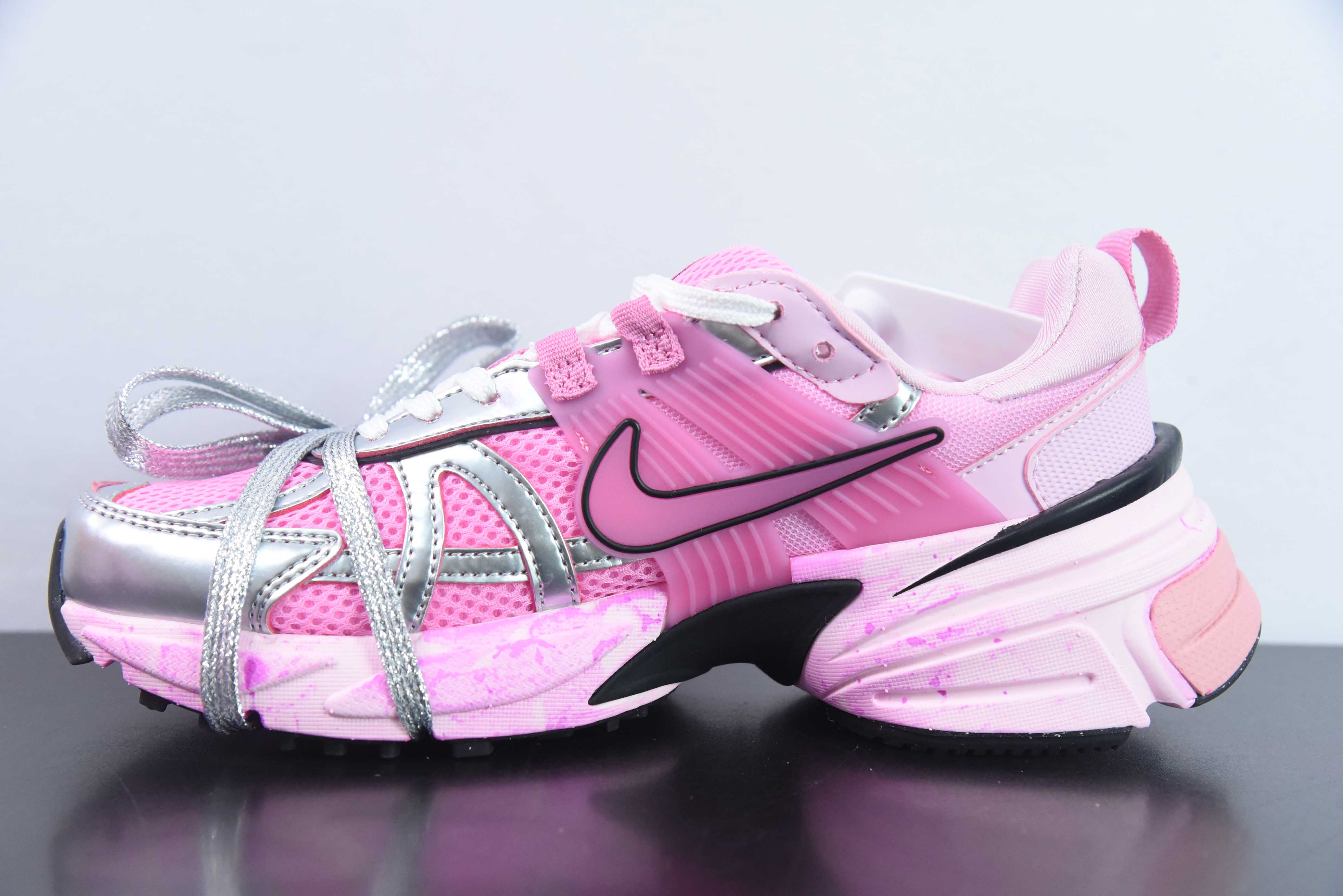 Nike V2K Run Runtekk系带浸染做旧特殊礼盒耐磨透气低帮跑步鞋 女款粉银 货号：FD0736-001