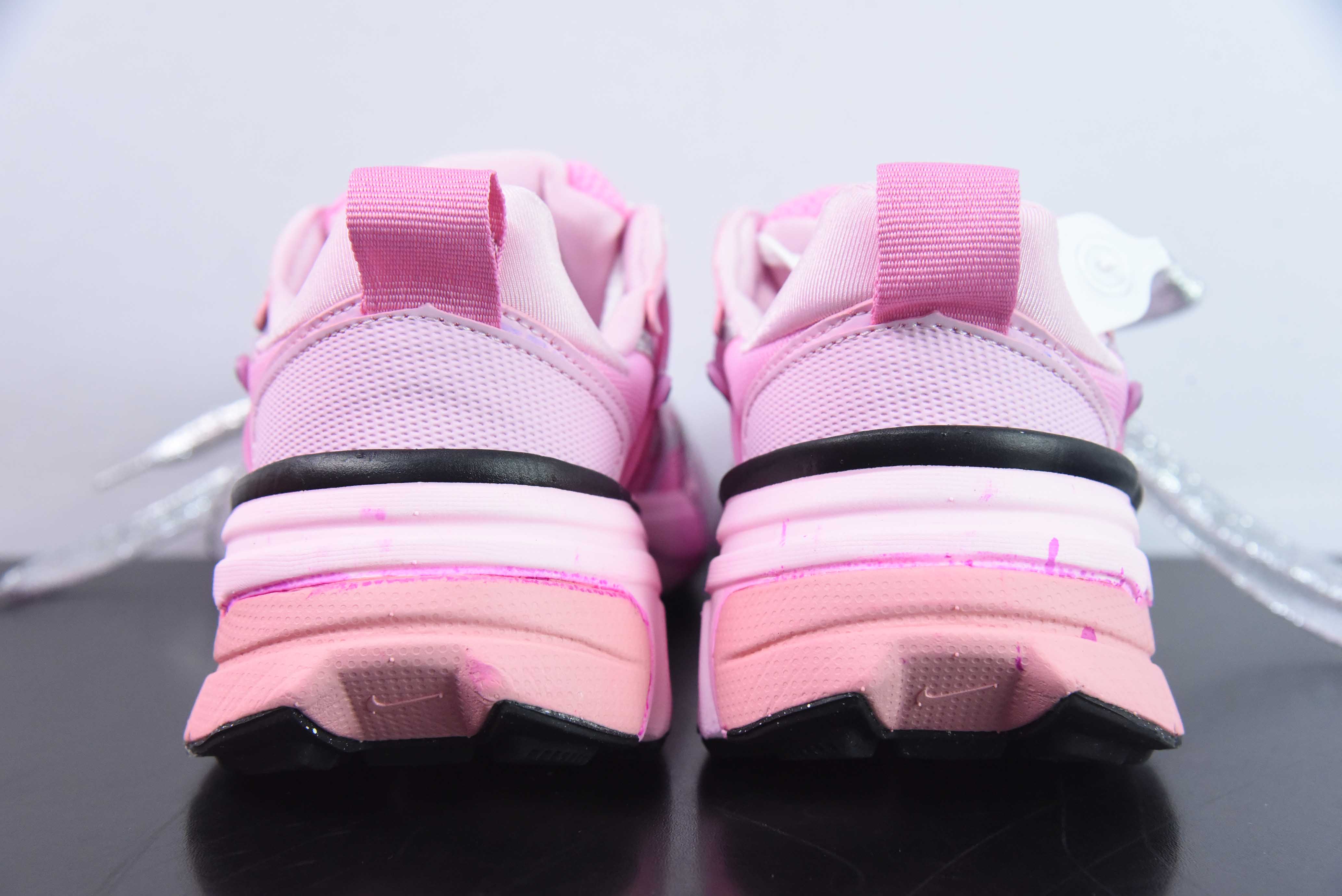 Nike V2K Run Runtekk系带浸染做旧特殊礼盒耐磨透气低帮跑步鞋 女款粉银 货号：FD0736-001