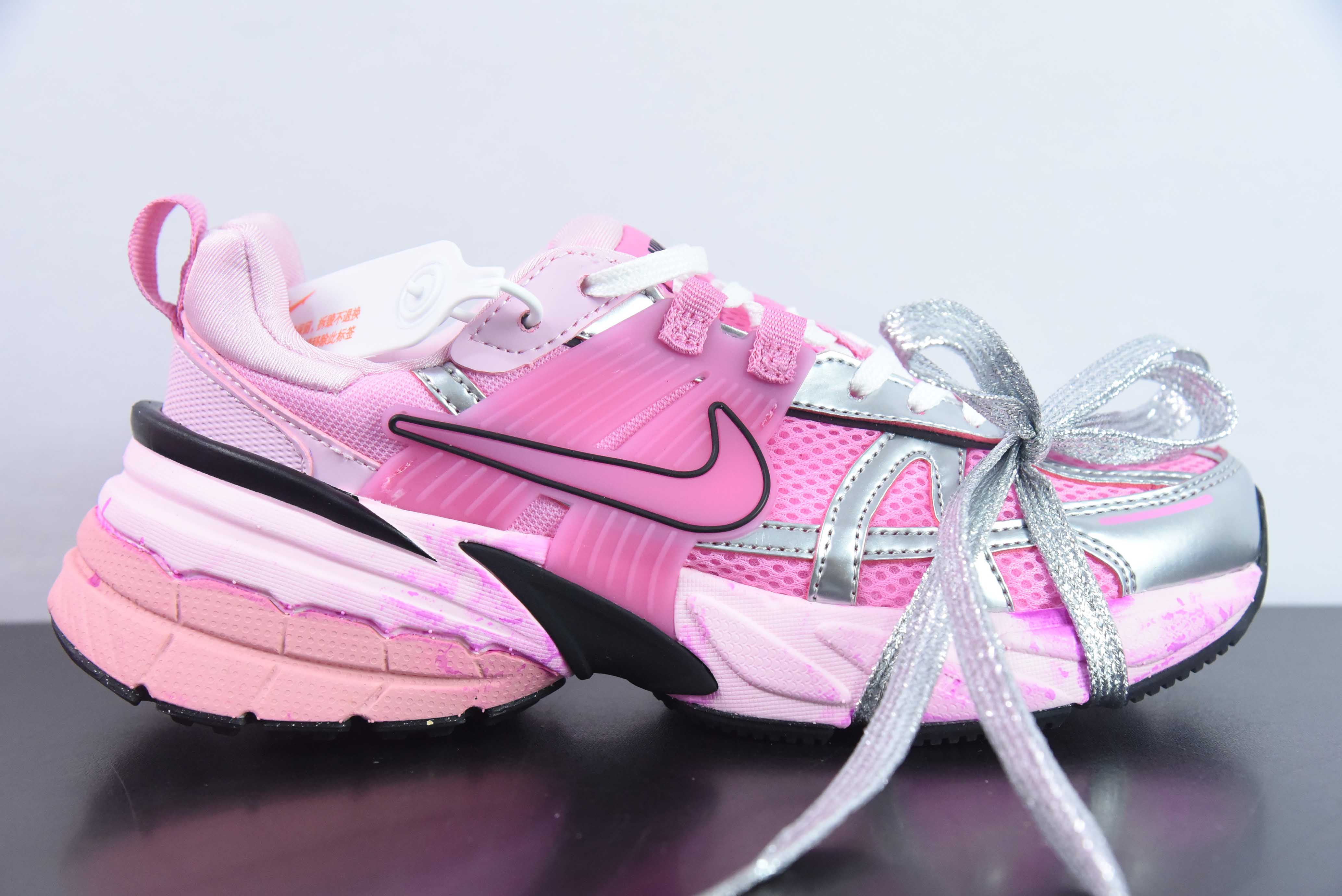 Nike V2K Run Runtekk系带浸染做旧特殊礼盒耐磨透气低帮跑步鞋 女款粉银 货号：FD0736-001