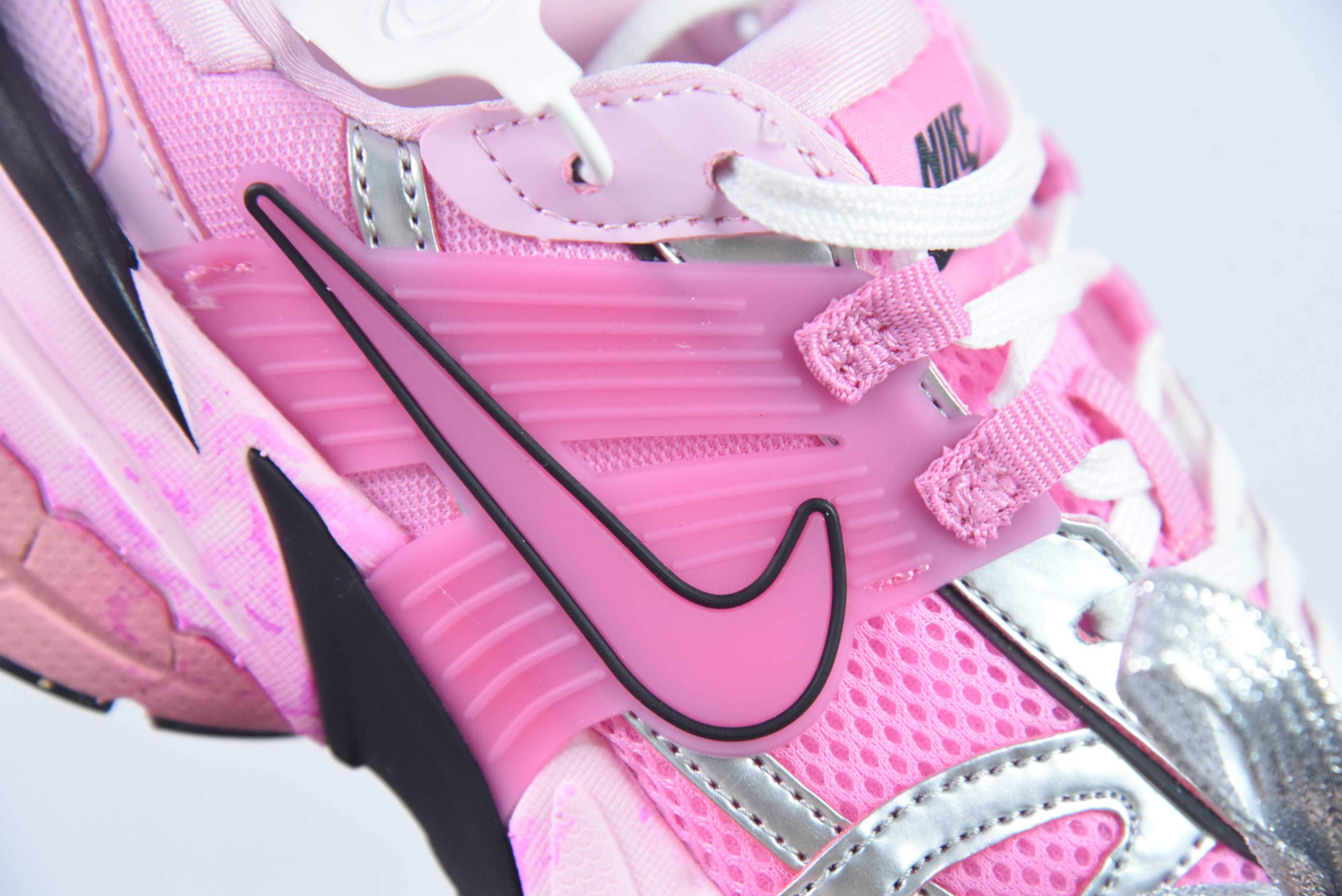Nike V2K Run Runtekk系带浸染做旧特殊礼盒耐磨透气低帮跑步鞋 女款粉银 货号：FD0736-001