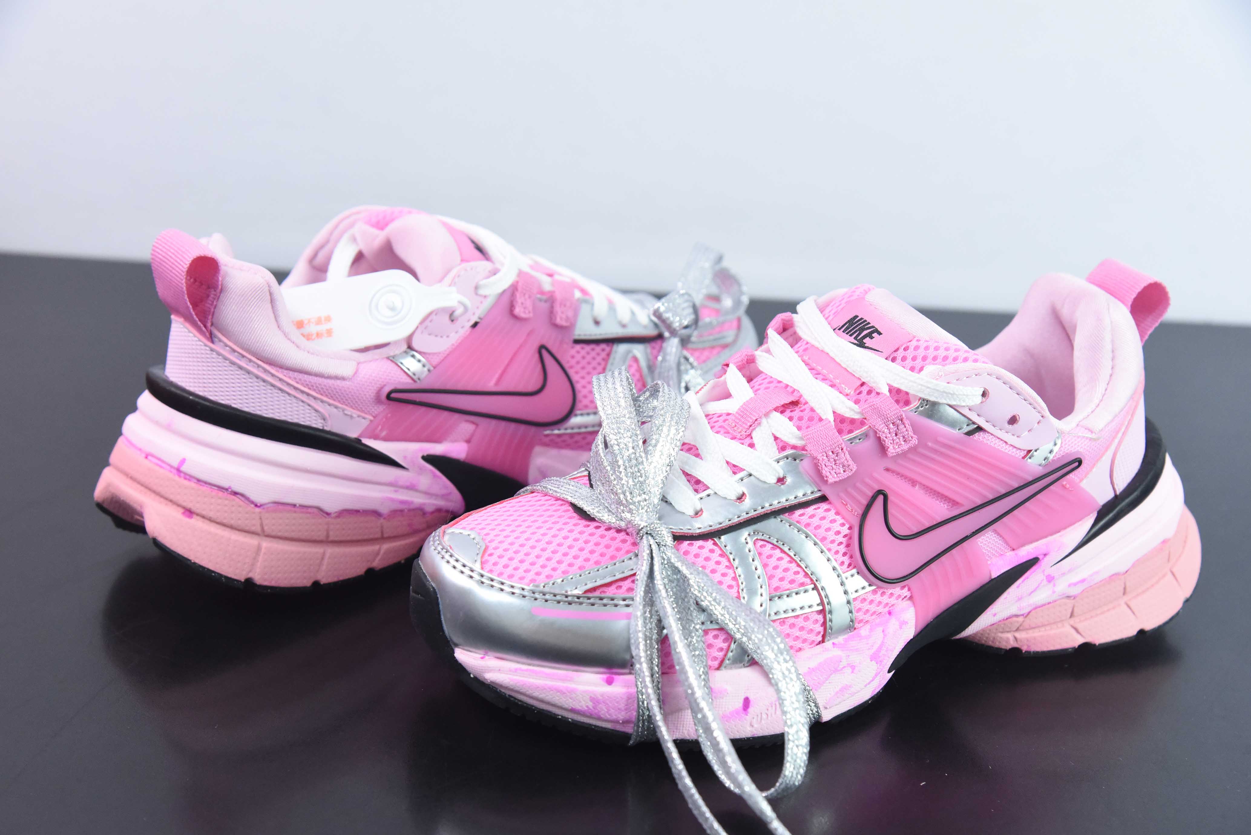 Nike V2K Run Runtekk系带浸染做旧特殊礼盒耐磨透气低帮跑步鞋 女款粉银 货号：FD0736-001