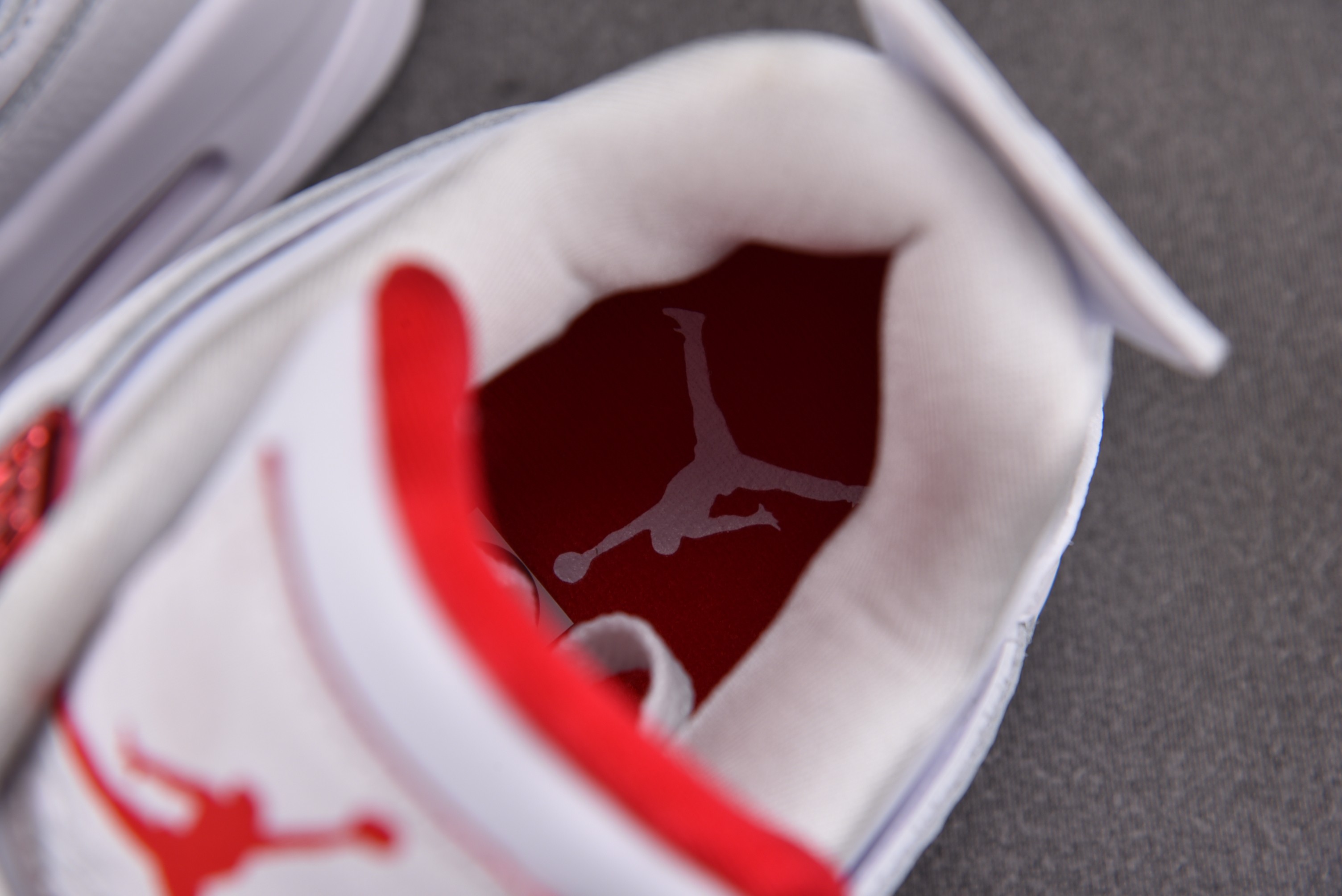 AJ4白红鞋码40-48.5总裁R版