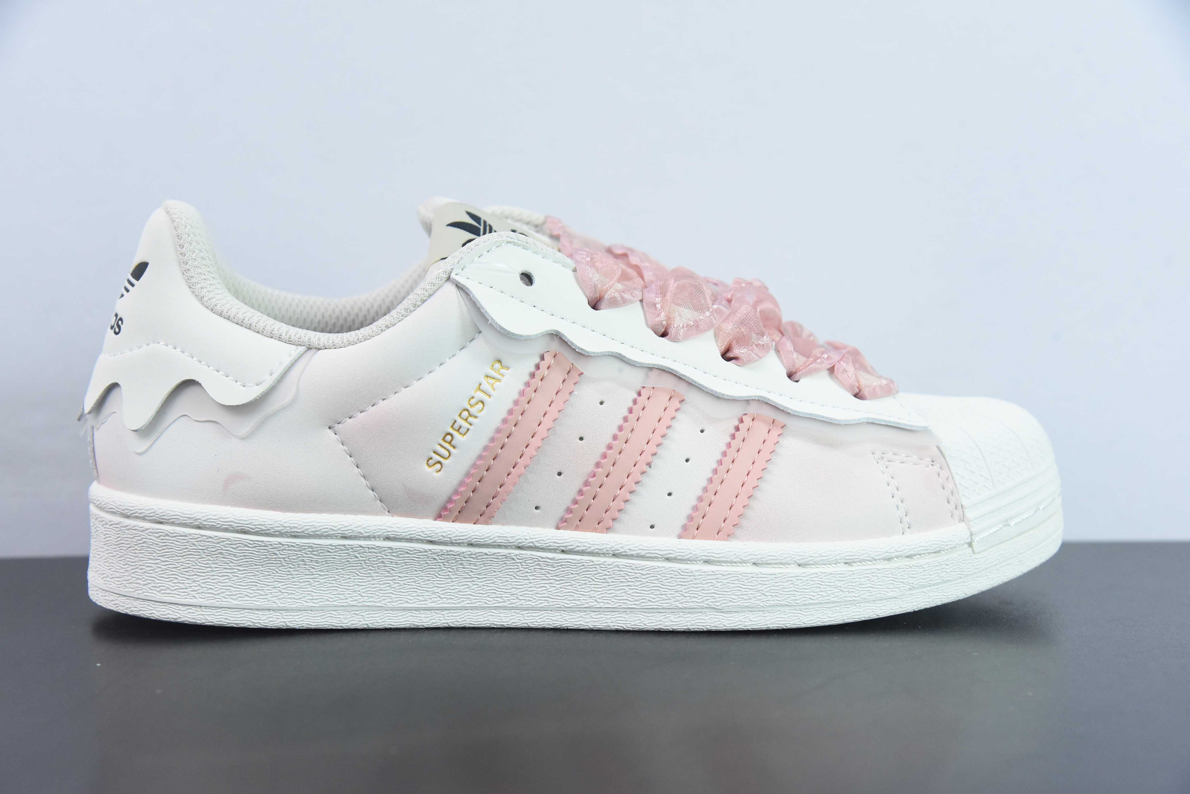TSSX39679320 Adidas Originals Superstar 贝壳头改色定制 快乐星球 系列低帮经典百搭休闲运动板鞋 樱花粉 GW4441 尺码：35-44