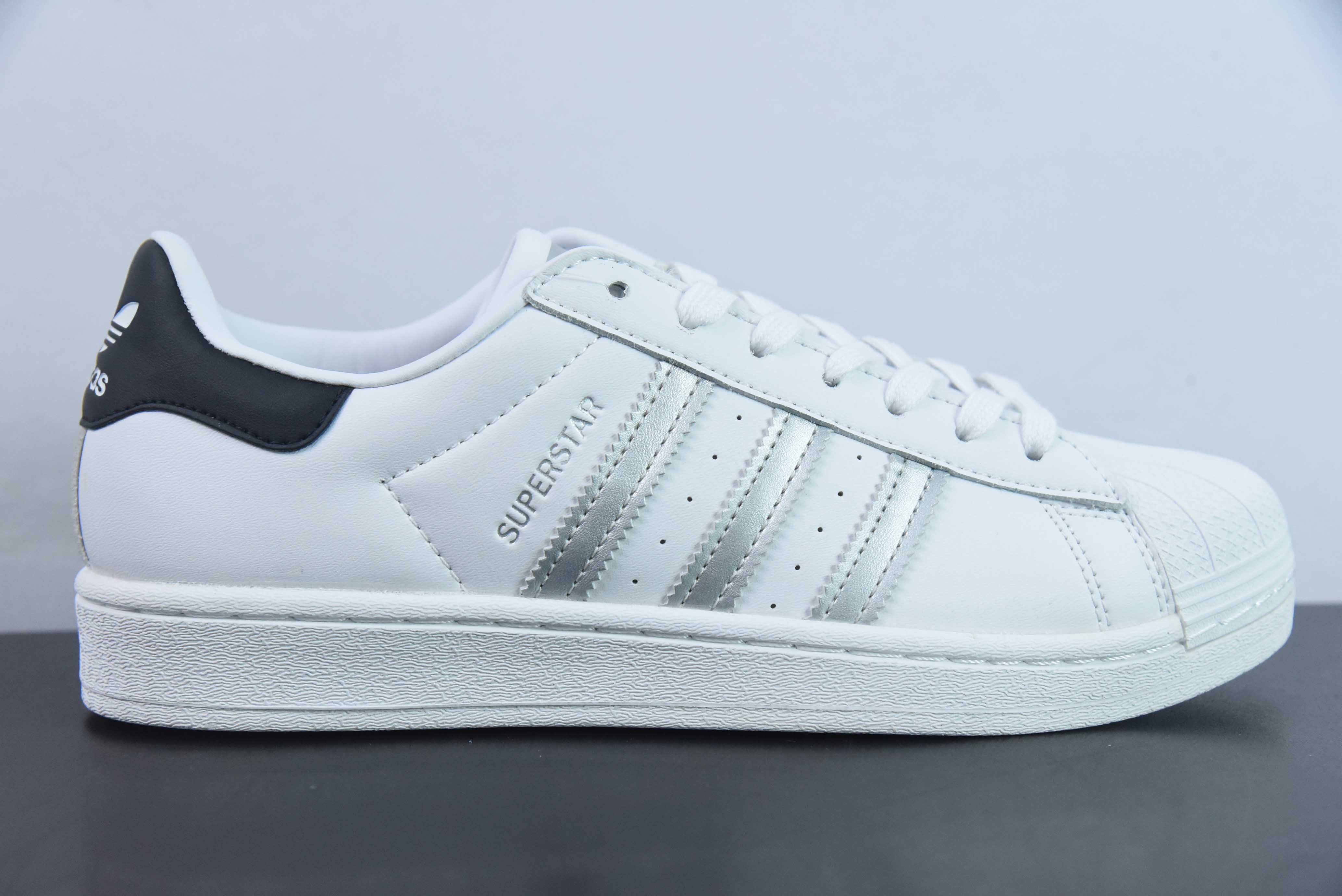 TSSX39679320 Adidas Originals Superstar 贝壳头低帮经典百搭休闲运动板鞋 白银 HQ4256 尺码：35-44