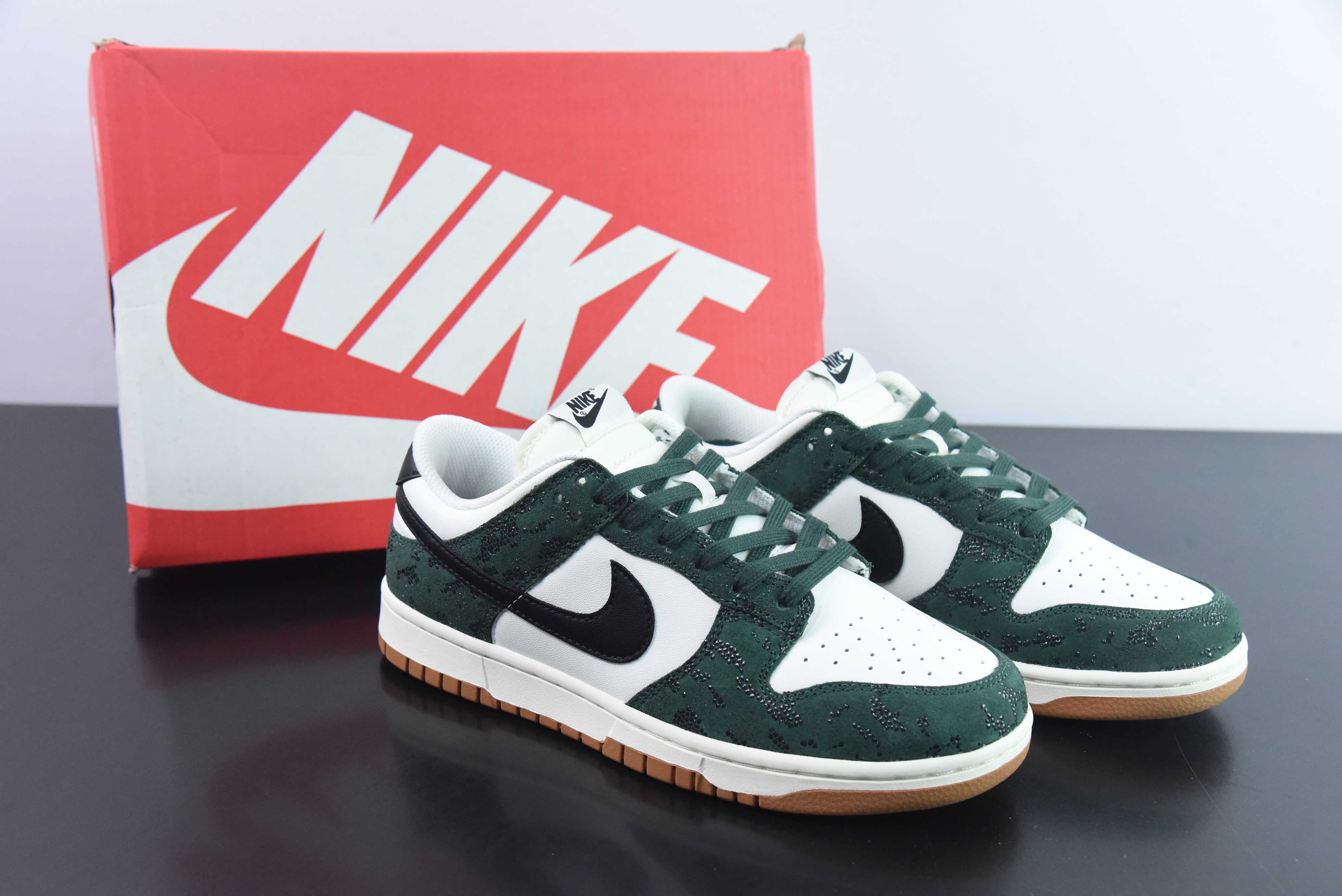 Nike SB Dunk Low “SKU” 白深绿色 绿蛇纹运动鞋 货号:FQ8893 397