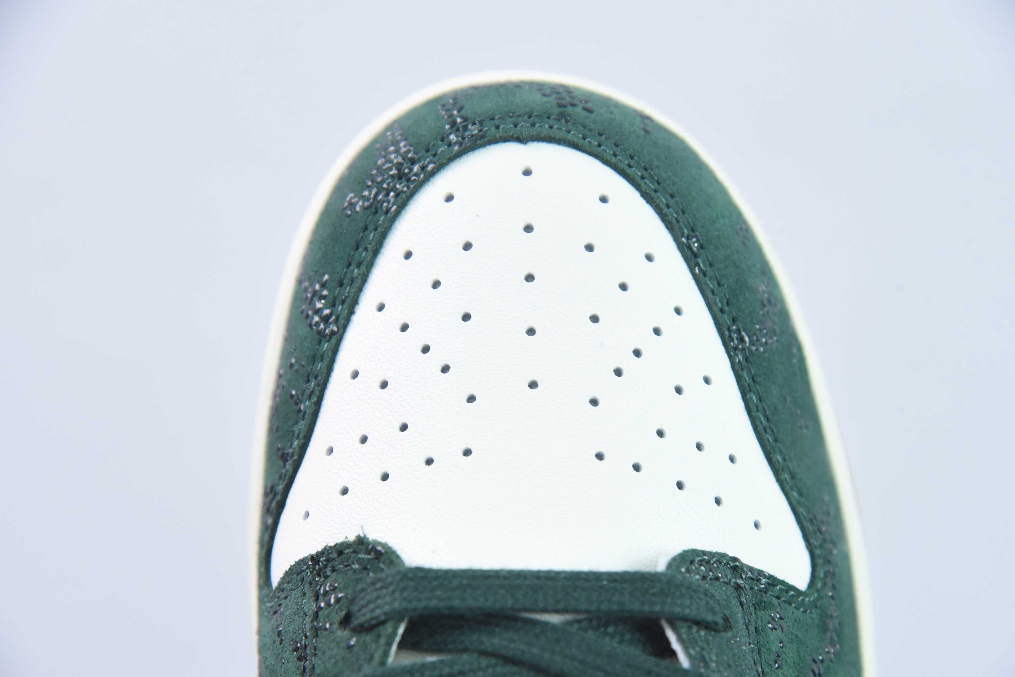 Nike SB Dunk Low “SKU” 白深绿色 绿蛇纹运动鞋 货号:FQ8893 397