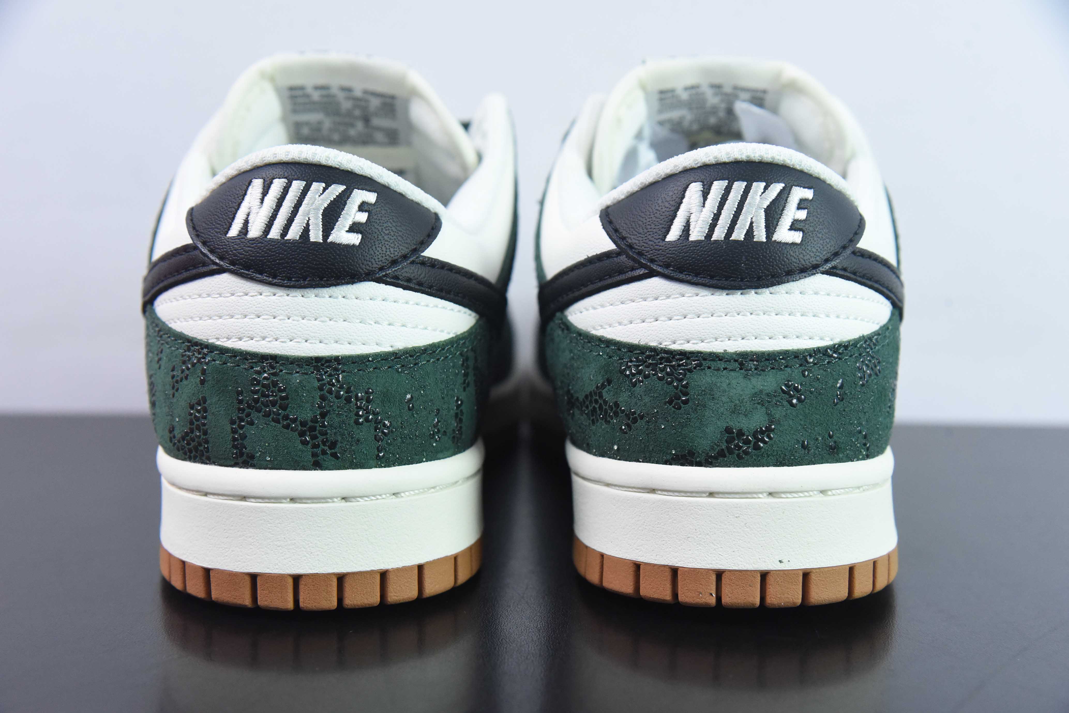 Nike SB Dunk Low “SKU” 白深绿色 绿蛇纹运动鞋 货号:FQ8893 397