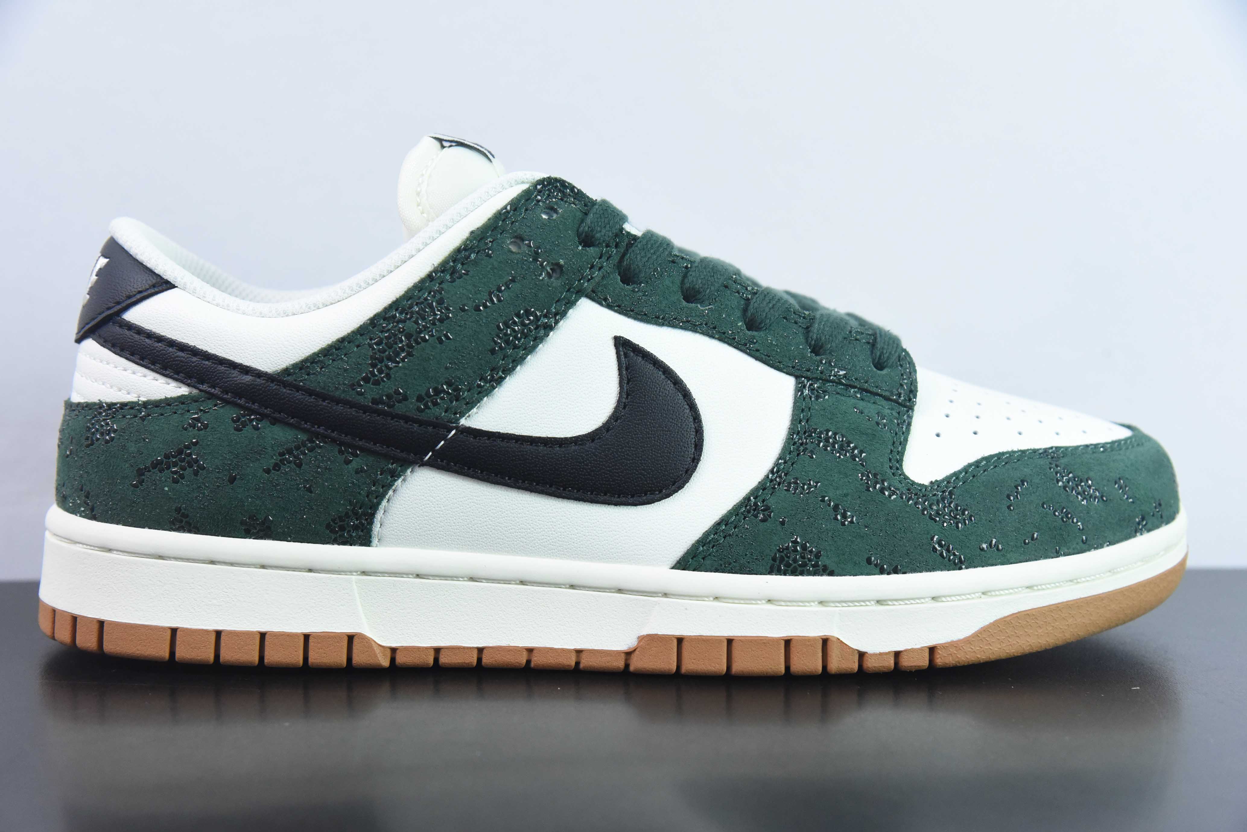 Nike SB Dunk Low “SKU” 白深绿色 绿蛇纹运动鞋 货号:FQ8893 397