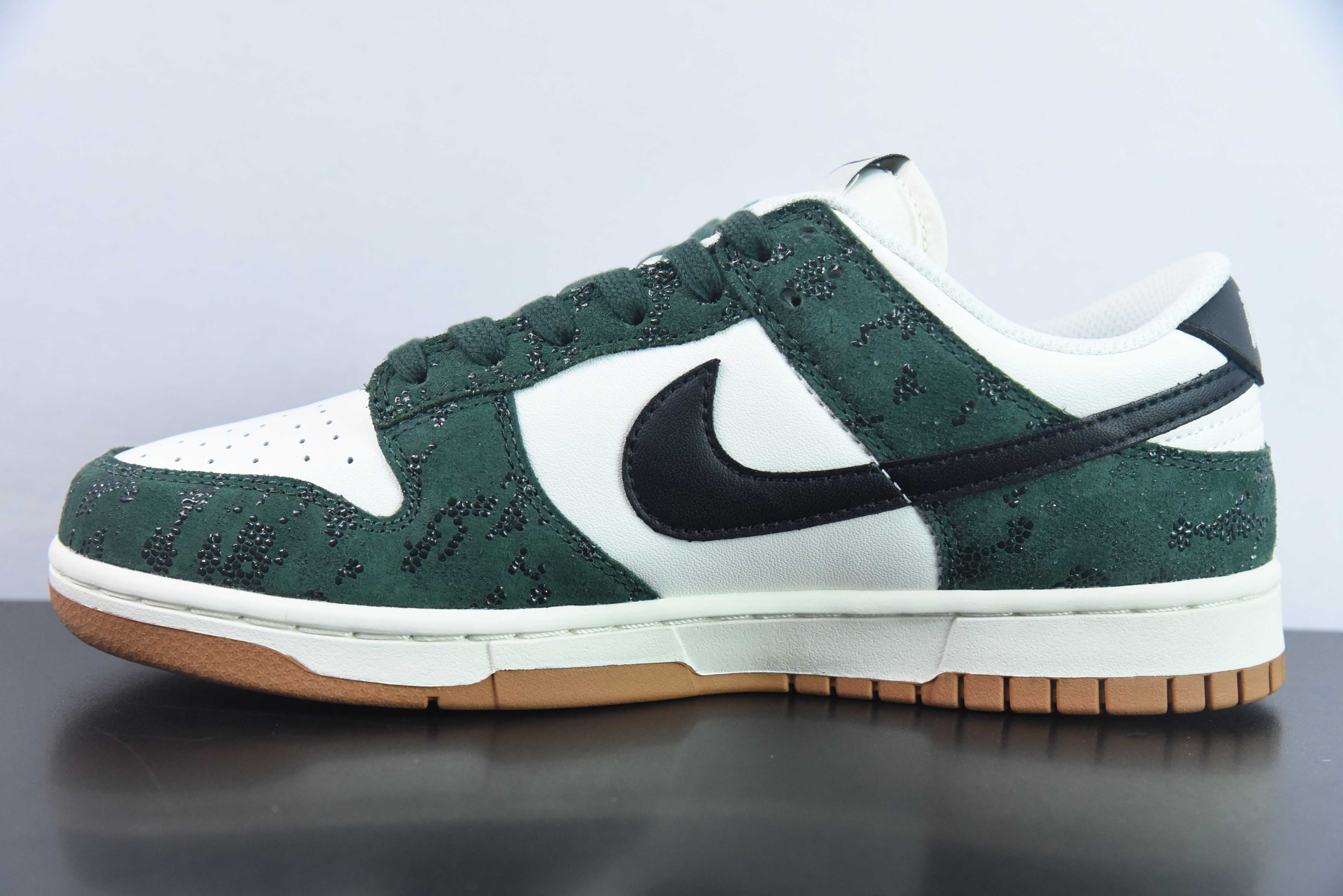 Nike SB Dunk Low “SKU” 白深绿色 绿蛇纹运动鞋 货号:FQ8893 397