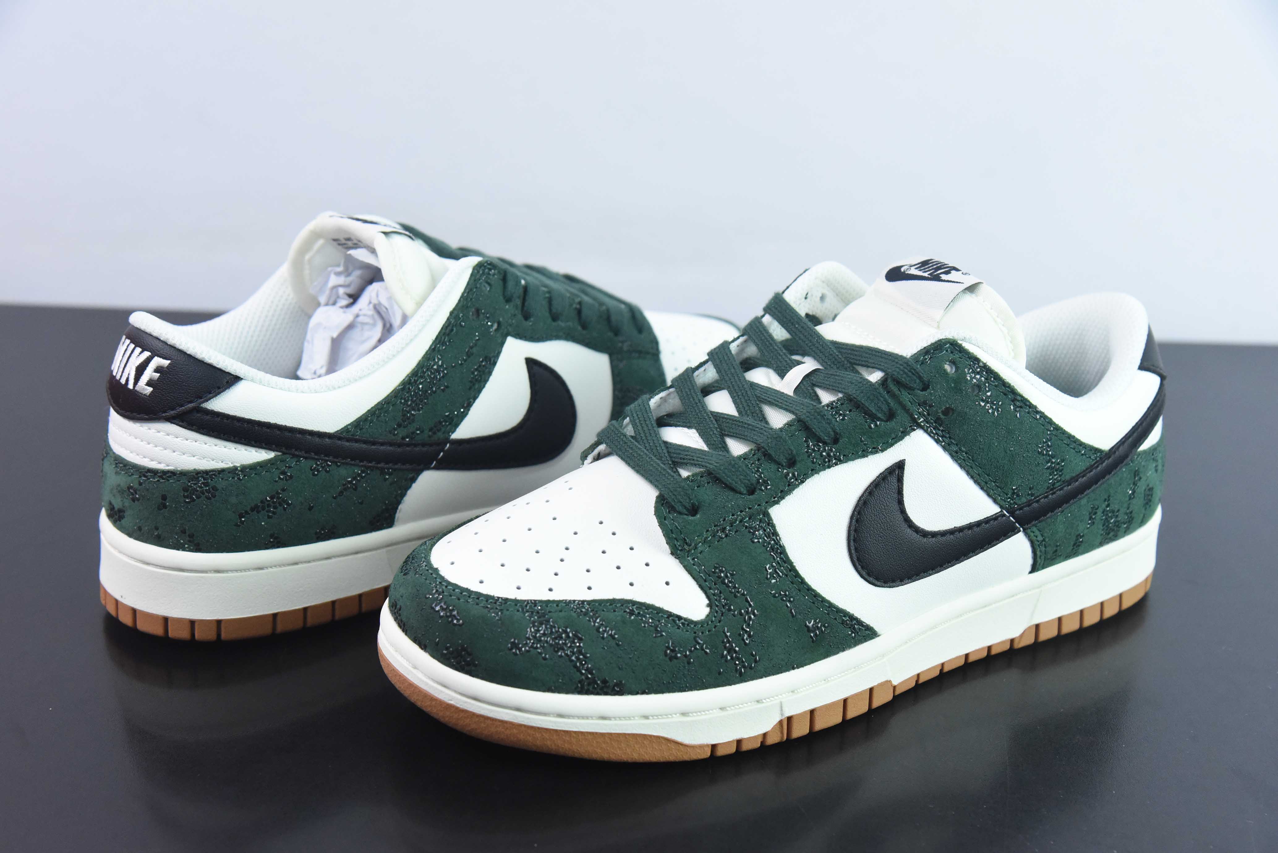 Nike SB Dunk Low “SKU” 白深绿色 绿蛇纹运动鞋 货号:FQ8893 397