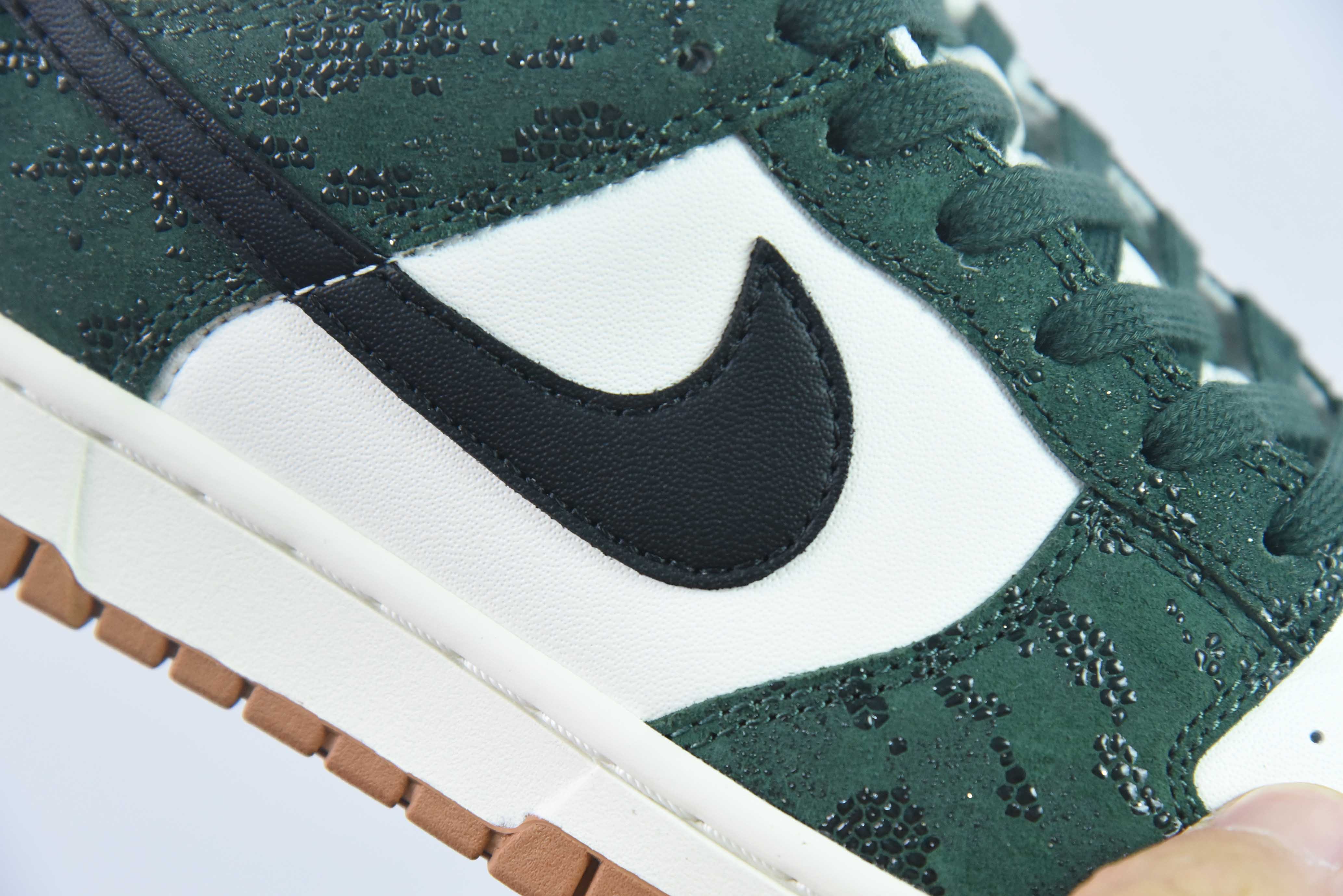 Nike SB Dunk Low “SKU” 白深绿色 绿蛇纹运动鞋 货号:FQ8893 397