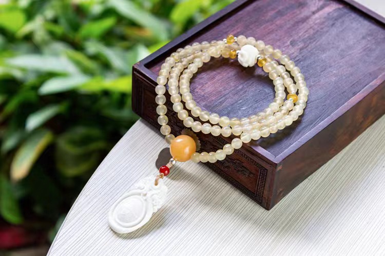 代理价👉208
羊角108颗手串，尺寸约6mm，搭配鹿骨雕刻平安吊坠、牛角三通、驼骨莲花珠、黄水晶、红玛瑙