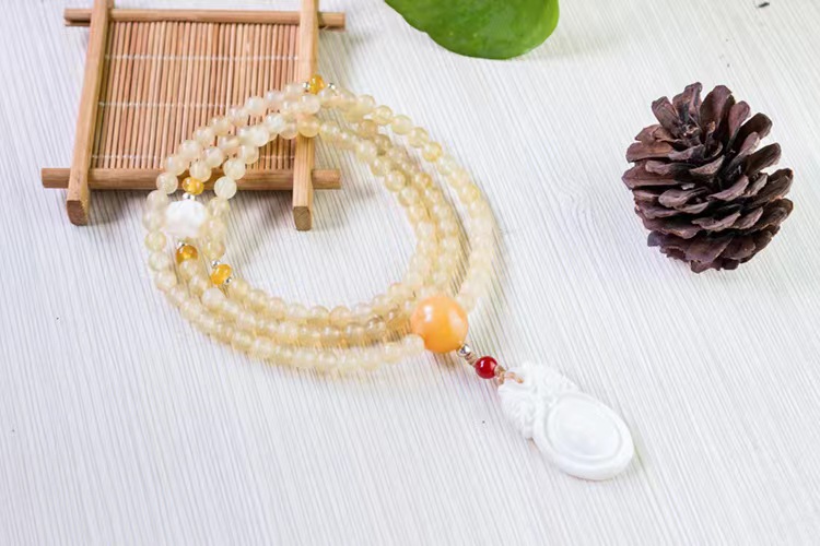 代理价👉208
羊角108颗手串，尺寸约6mm，搭配鹿骨雕刻平安吊坠、牛角三通、驼骨莲花珠、黄水晶、红玛瑙