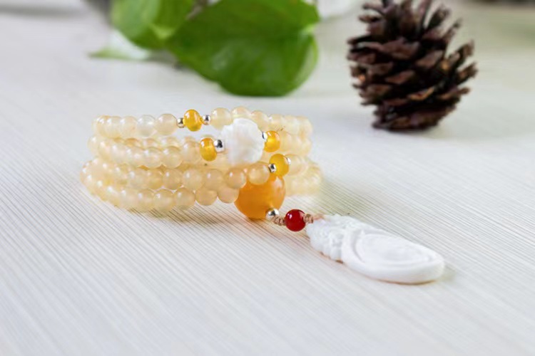 代理价👉208
羊角108颗手串，尺寸约6mm，搭配鹿骨雕刻平安吊坠、牛角三通、驼骨莲花珠、黄水晶、红玛瑙