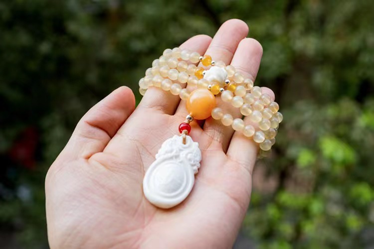 代理价👉208
羊角108颗手串，尺寸约6mm，搭配鹿骨雕刻平安吊坠、牛角三通、驼骨莲花珠、黄水晶、红玛瑙