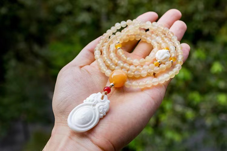代理价👉208
羊角108颗手串，尺寸约6mm，搭配鹿骨雕刻平安吊坠、牛角三通、驼骨莲花珠、黄水晶、红玛瑙