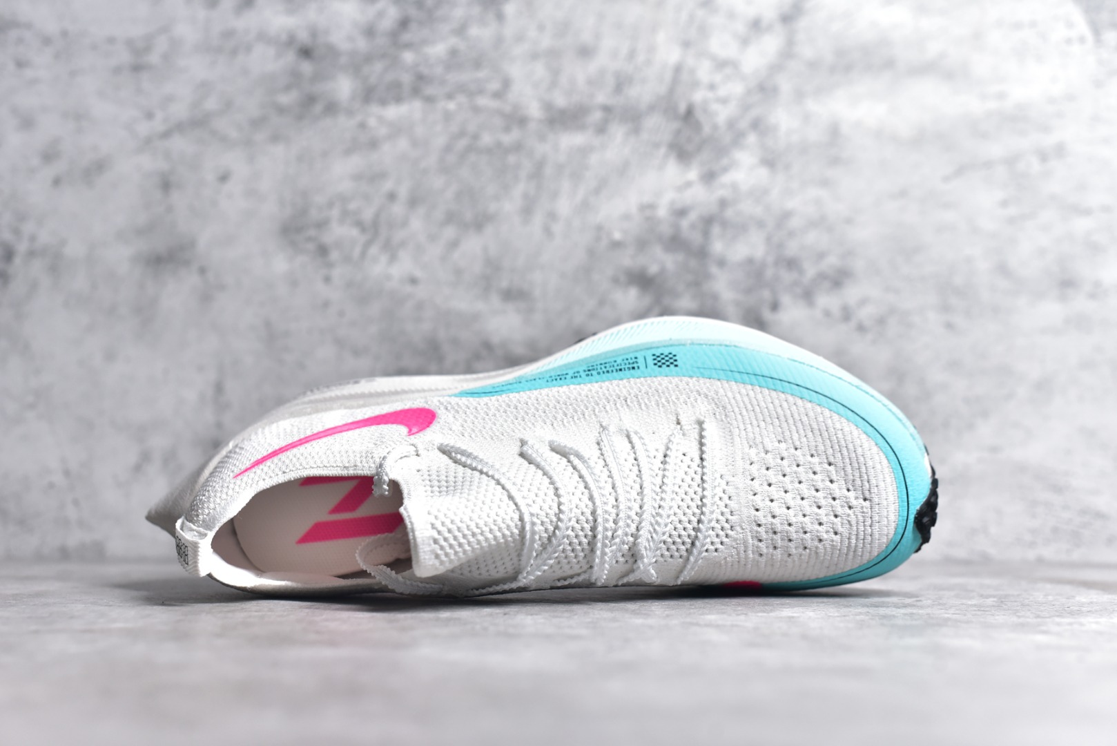 图片[4]-#秒杀 ️纯原福利️NK Zoom VaporFly 4% Flyknit Bright Crimson编织飞线马拉松三代超级休运动跑鞋 保留了NK 4%Systeml的突破性产品科技 且在这个基础上搭载了Nike Flyknit鞋面 让这双为比赛竞速而打造的战靴更加轻盈、透气突破性的Zoom X泡棉带来NK跑步至今为止最为出色的能量回馈。尺码：36 36.5 37.5 38 38.5 39 40 40.5 41 42 42.5 43 44 44.5 45-选品中心