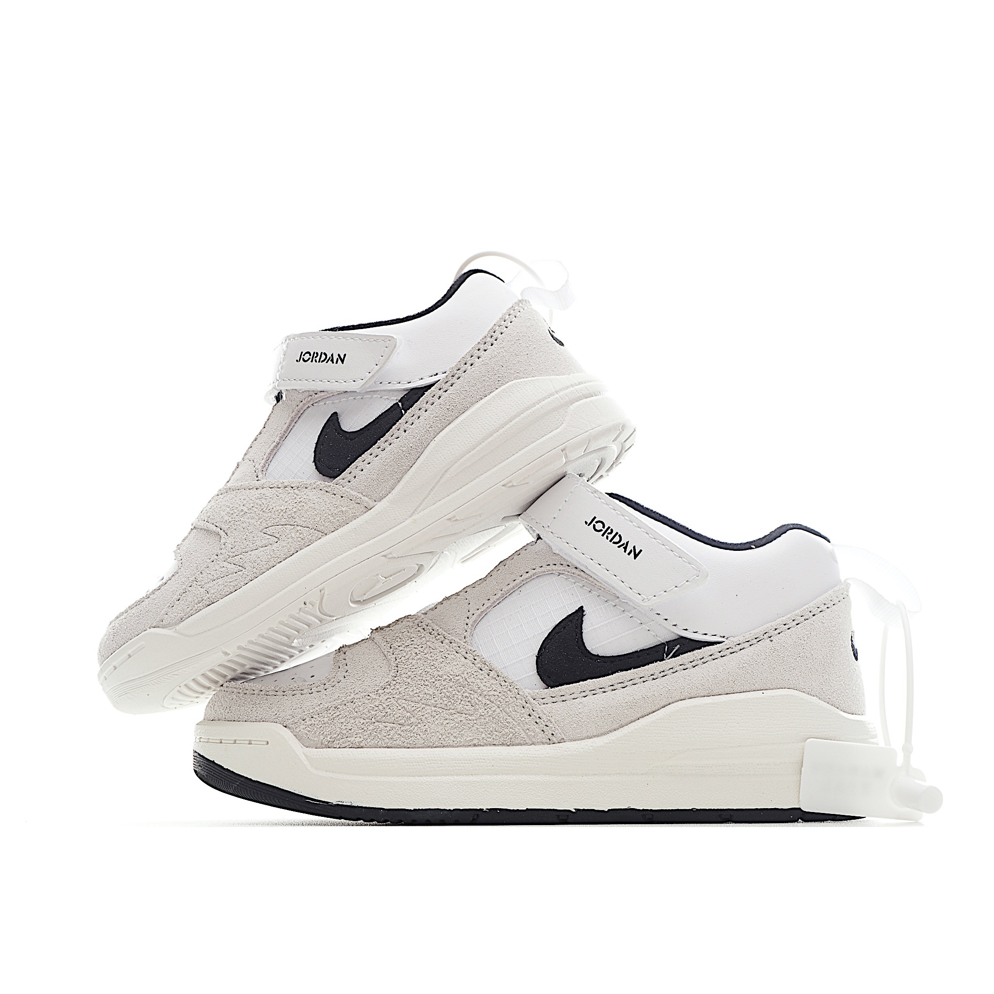 NK Jordan 90 儿童休闲鞋 NK Jordan 90 运动童鞋专为小宝贝打造，兼具舒适脚感与出众格调。鞋款从A1和AJ5中汲取设计灵感，是小宝贝日常玩耍的理想之选。鞋面采用结实皮革和合成材质，舒适耐穿，助力轻松玩乐。 尺码：小童24-27 大童28-37.5 货号：小童：3100 大童：5100-选品中心