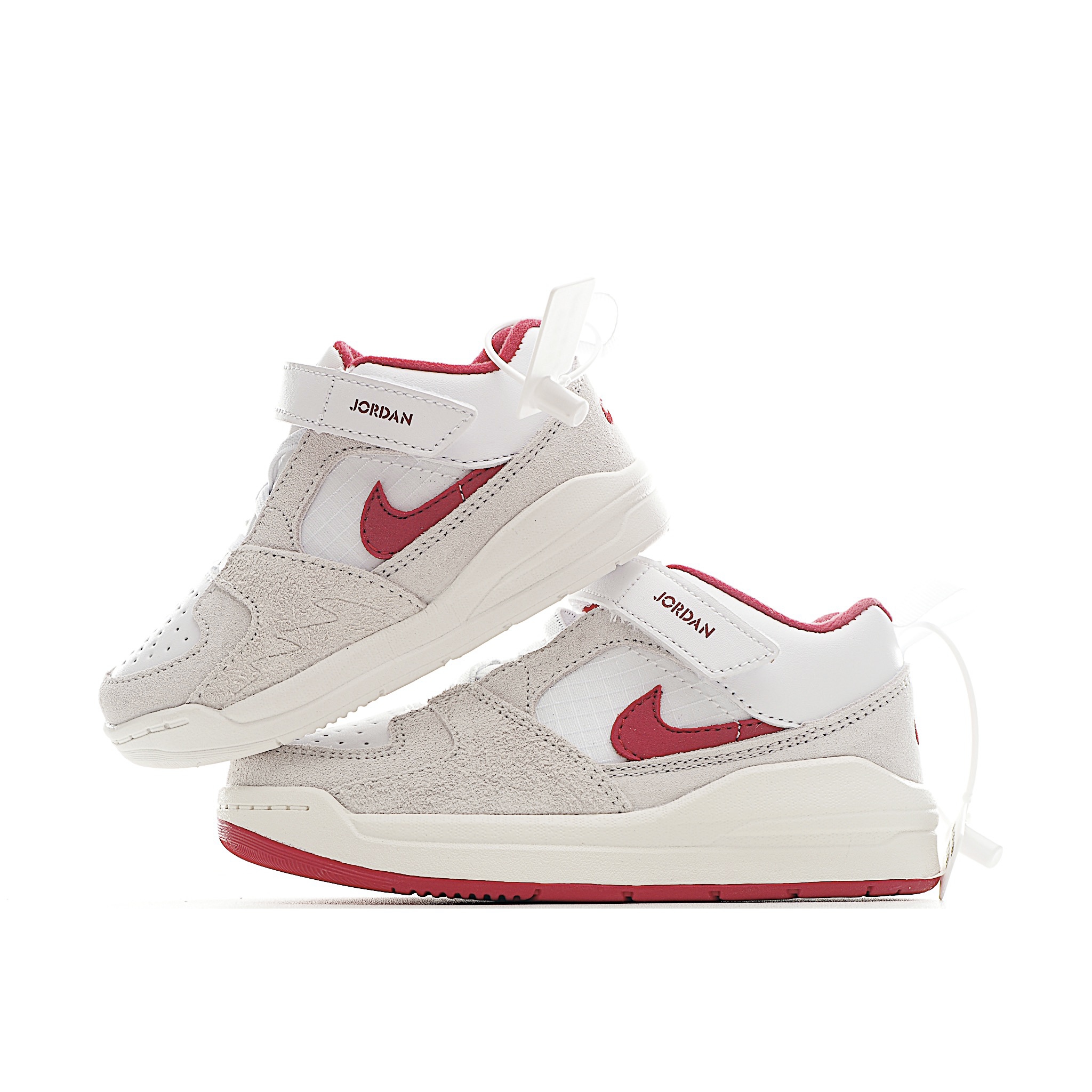 NK Jordan 90 儿童休闲鞋 NK Jordan 90 运动童鞋专为小宝贝打造，兼具舒适脚感与出众格调。鞋款从A1和AJ5中汲取设计灵感，是小宝贝日常玩耍的理想之选。鞋面采用结实皮革和合成材质，舒适耐穿，助力轻松玩乐。 尺码：小童24-27 大童28-37.5 货号：小童：3100 大童：5100-选品中心