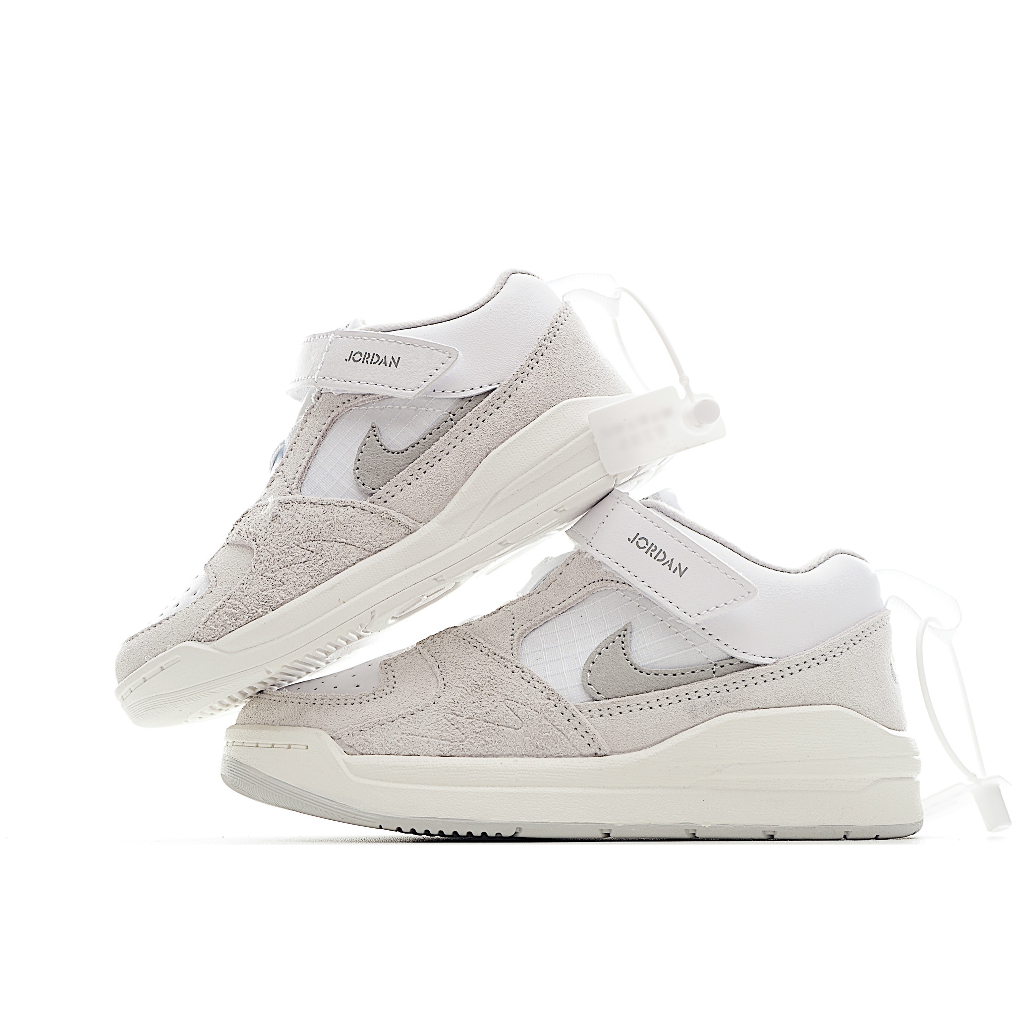 NK Jordan 90 儿童休闲鞋 NK Jordan 90 运动童鞋专为小宝贝打造，兼具舒适脚感与出众格调。鞋款从A1和AJ5中汲取设计灵感，是小宝贝日常玩耍的理想之选。鞋面采用结实皮革和合成材质，舒适耐穿，助力轻松玩乐。 尺码：小童24-27 大童28-37.5 货号：小童：3100 大童：5100-选品中心