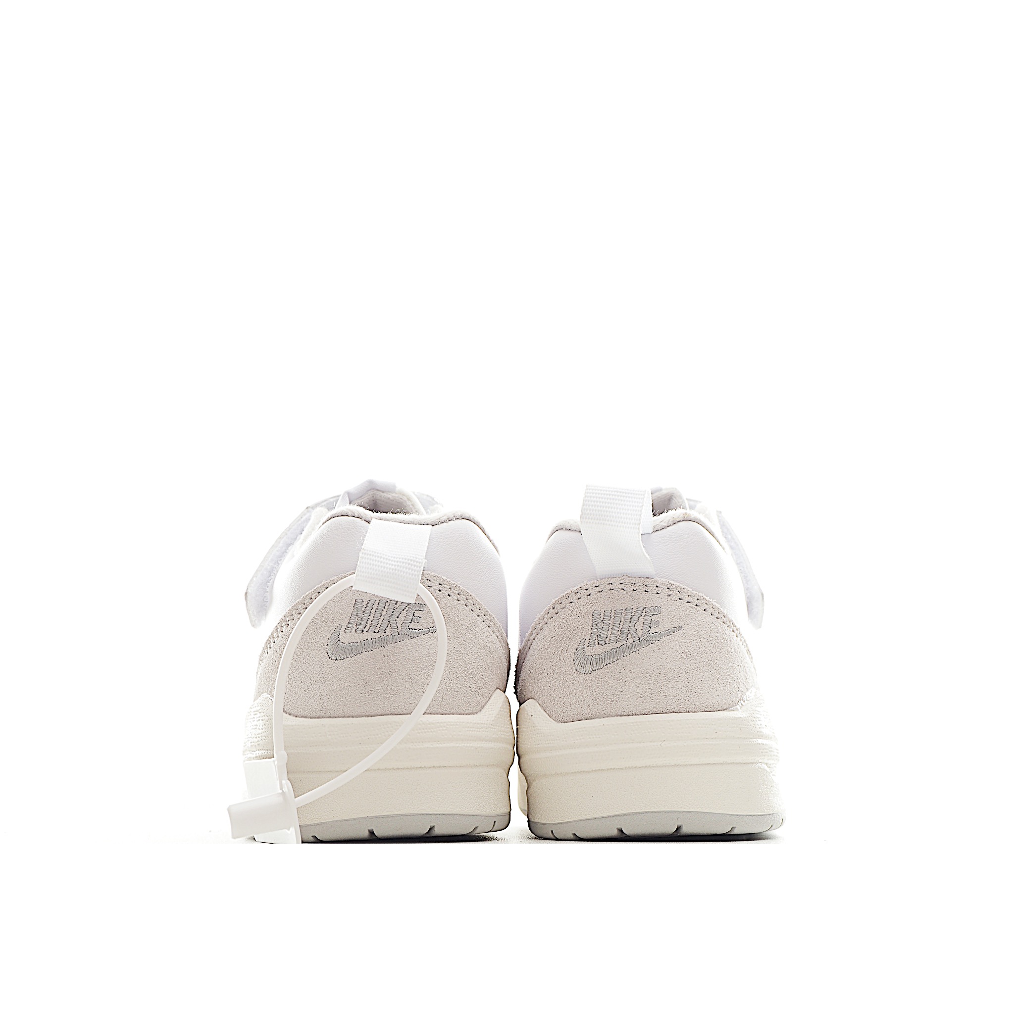 图片[9]-NK Jordan 90 儿童休闲鞋 NK Jordan 90 运动童鞋专为小宝贝打造，兼具舒适脚感与出众格调。鞋款从A1和AJ5中汲取设计灵感，是小宝贝日常玩耍的理想之选。鞋面采用结实皮革和合成材质，舒适耐穿，助力轻松玩乐。 尺码：小童24-27 大童28-37.5 货号：小童：3100 大童：5100-选品中心