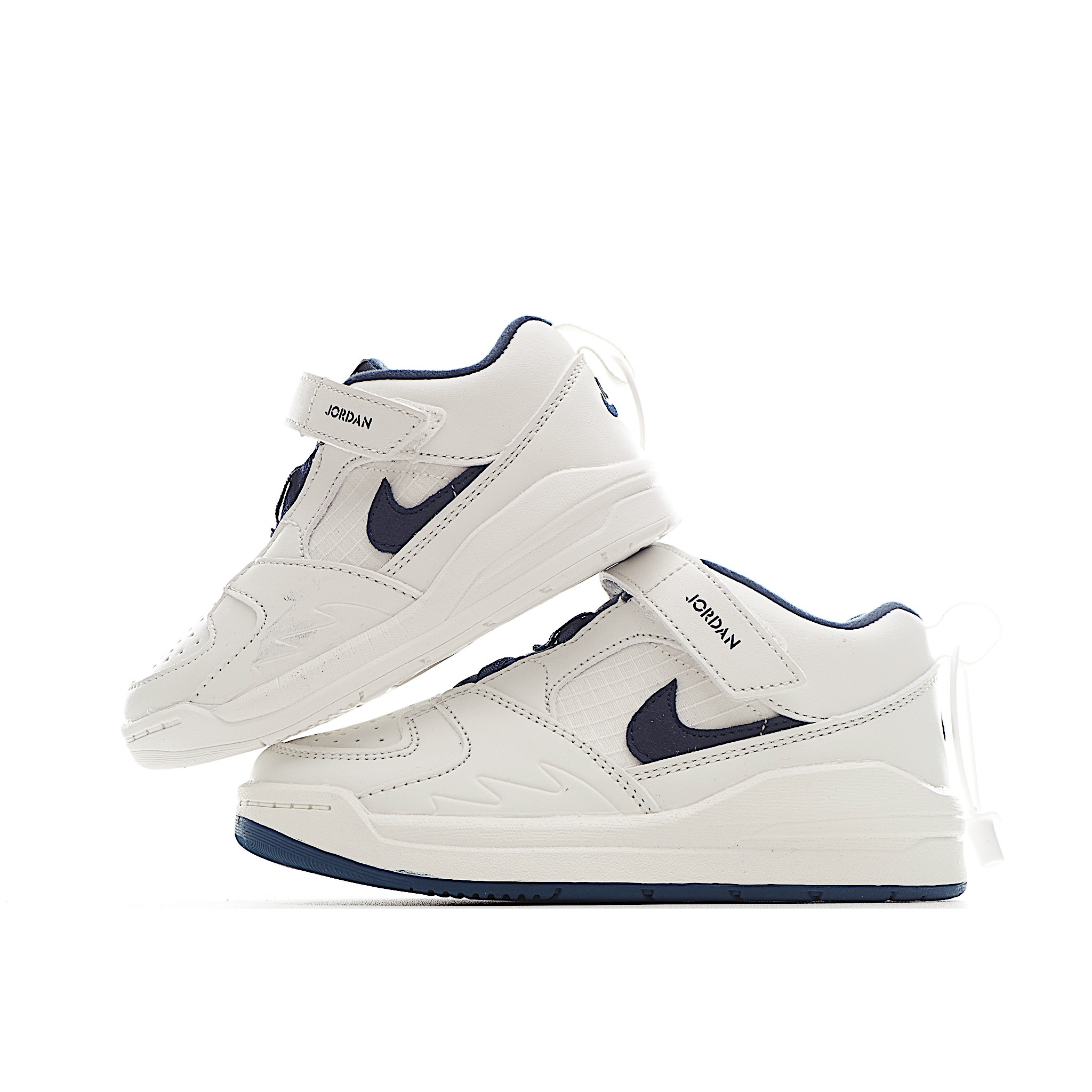 NK Jordan 90 儿童休闲鞋 NK Jordan 90 运动童鞋专为小宝贝打造，兼具舒适脚感与出众格调。鞋款从A1和AJ5中汲取设计灵感，是小宝贝日常玩耍的理想之选。鞋面采用结实皮革和合成材质，舒适耐穿，助力轻松玩乐。 尺码：小童24-27 大童28-37.5 货号：小童：3100 大童：5100-选品中心