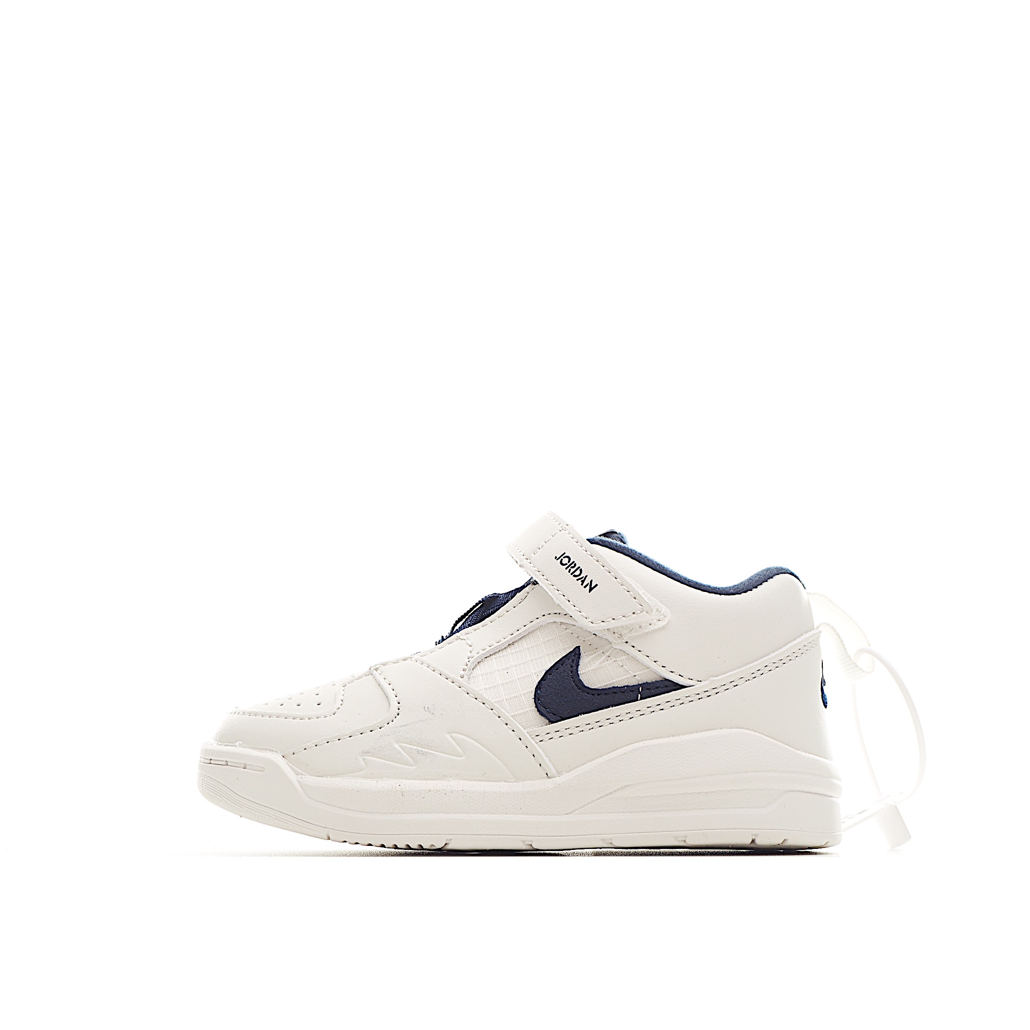 图片[2]-NK Jordan 90 儿童休闲鞋 NK Jordan 90 运动童鞋专为小宝贝打造，兼具舒适脚感与出众格调。鞋款从A1和AJ5中汲取设计灵感，是小宝贝日常玩耍的理想之选。鞋面采用结实皮革和合成材质，舒适耐穿，助力轻松玩乐。 尺码：小童24-27 大童28-37.5 货号：小童：3100 大童：5100-选品中心