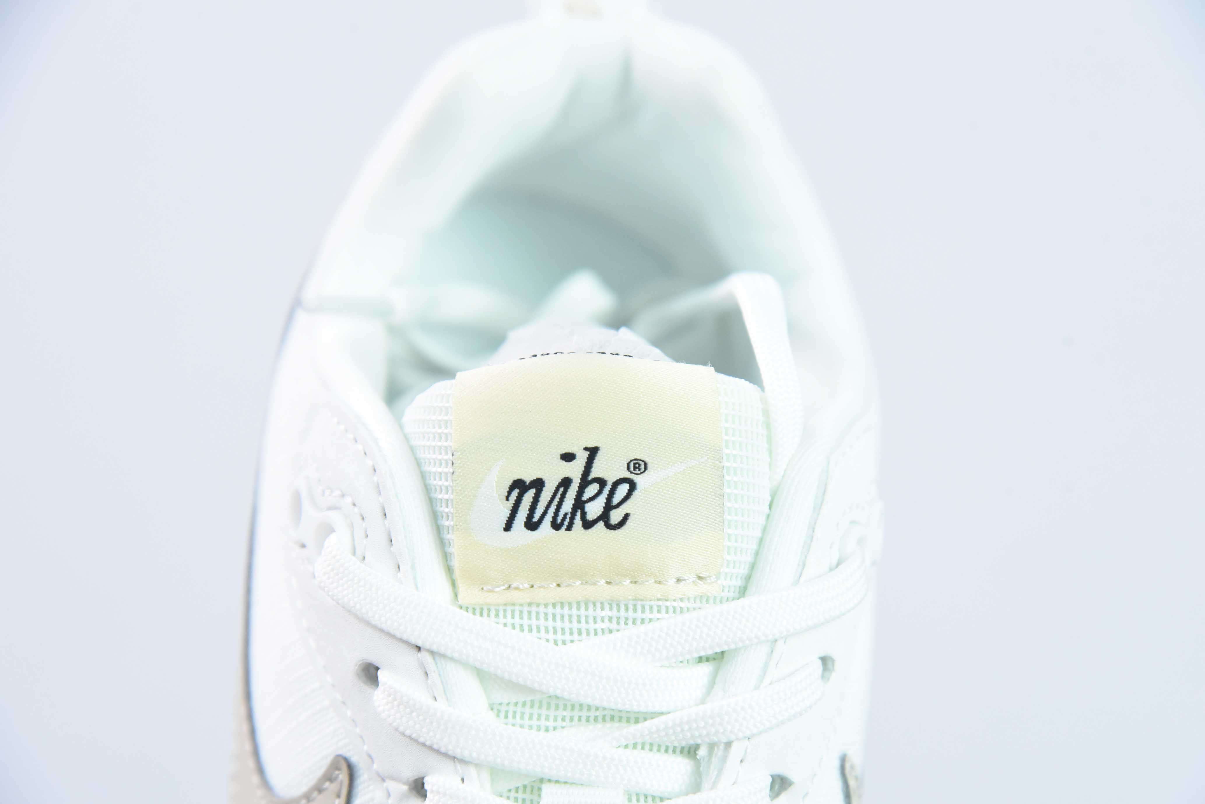 NK Air Max Dawn 黎明系列 低帮气垫百搭休闲运动慢跑鞋货号 DX5655-100