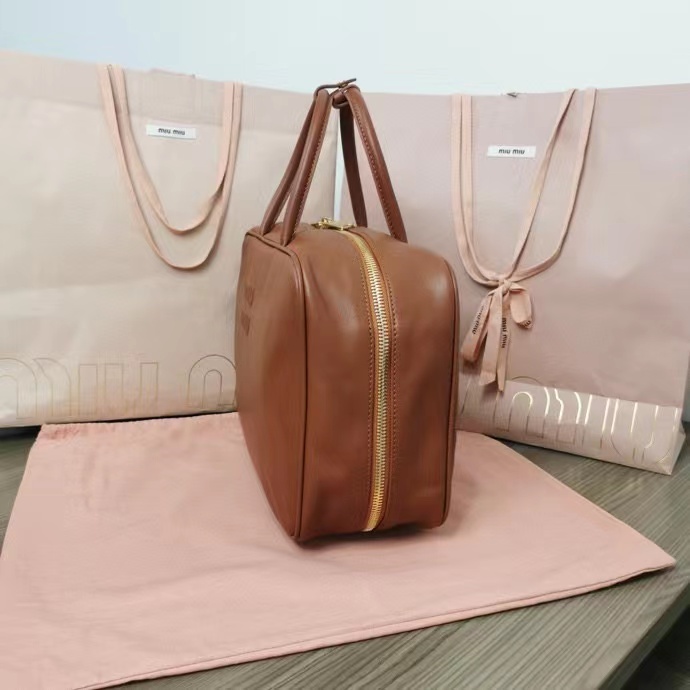 MiuMiu新品保龄球包,采用顶级进口小牛皮,皮质光滑细腻柔软,棉质缎面衬里,这款包包很酷,定格精致的多功能设计,融合男装和女装元素,随性慵懒 2