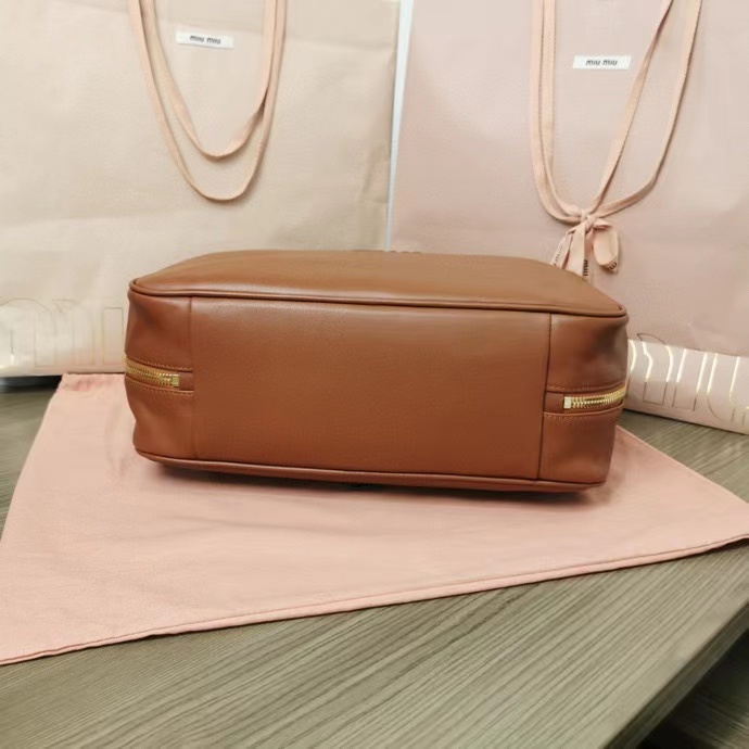 MiuMiu新品保龄球包,采用顶级进口小牛皮,皮质光滑细腻柔软,棉质缎面衬里,这款包包很酷,定格精致的多功能设计,融合男装和女装元素,随性慵懒 3