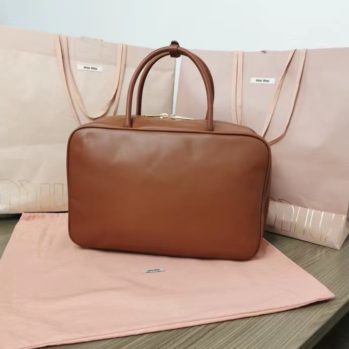 MiuMiu新品保龄球包,采用顶级进口小牛皮,皮质光滑细腻柔软,棉质缎面衬里,这款包包很酷,定格精致的多功能设计,融合男装和女装元素,随性慵懒 4