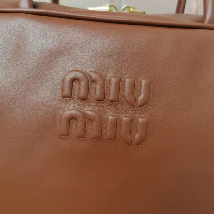 MiuMiu新品保龄球包,采用顶级进口小牛皮,皮质光滑细腻柔软,棉质缎面衬里,这款包包很酷,定格精致的多功能设计,融合男装和女装元素,随性慵懒 5