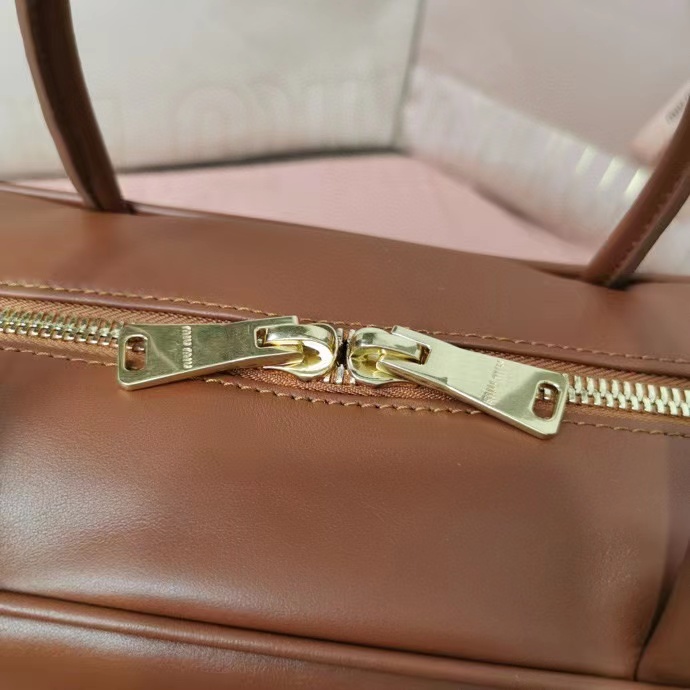 MiuMiu新品保龄球包,采用顶级进口小牛皮,皮质光滑细腻柔软,棉质缎面衬里,这款包包很酷,定格精致的多功能设计,融合男装和女装元素,随性慵懒 6