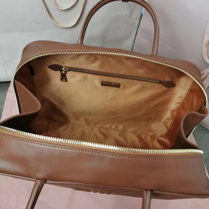 MiuMiu新品保龄球包,采用顶级进口小牛皮,皮质光滑细腻柔软,棉质缎面衬里,这款包包很酷,定格精致的多功能设计,融合男装和女装元素,随性慵懒 7