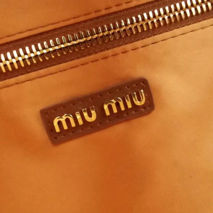 MiuMiu新品保龄球包,采用顶级进口小牛皮,皮质光滑细腻柔软,棉质缎面衬里,这款包包很酷,定格精致的多功能设计,融合男装和女装元素,随性慵懒 9