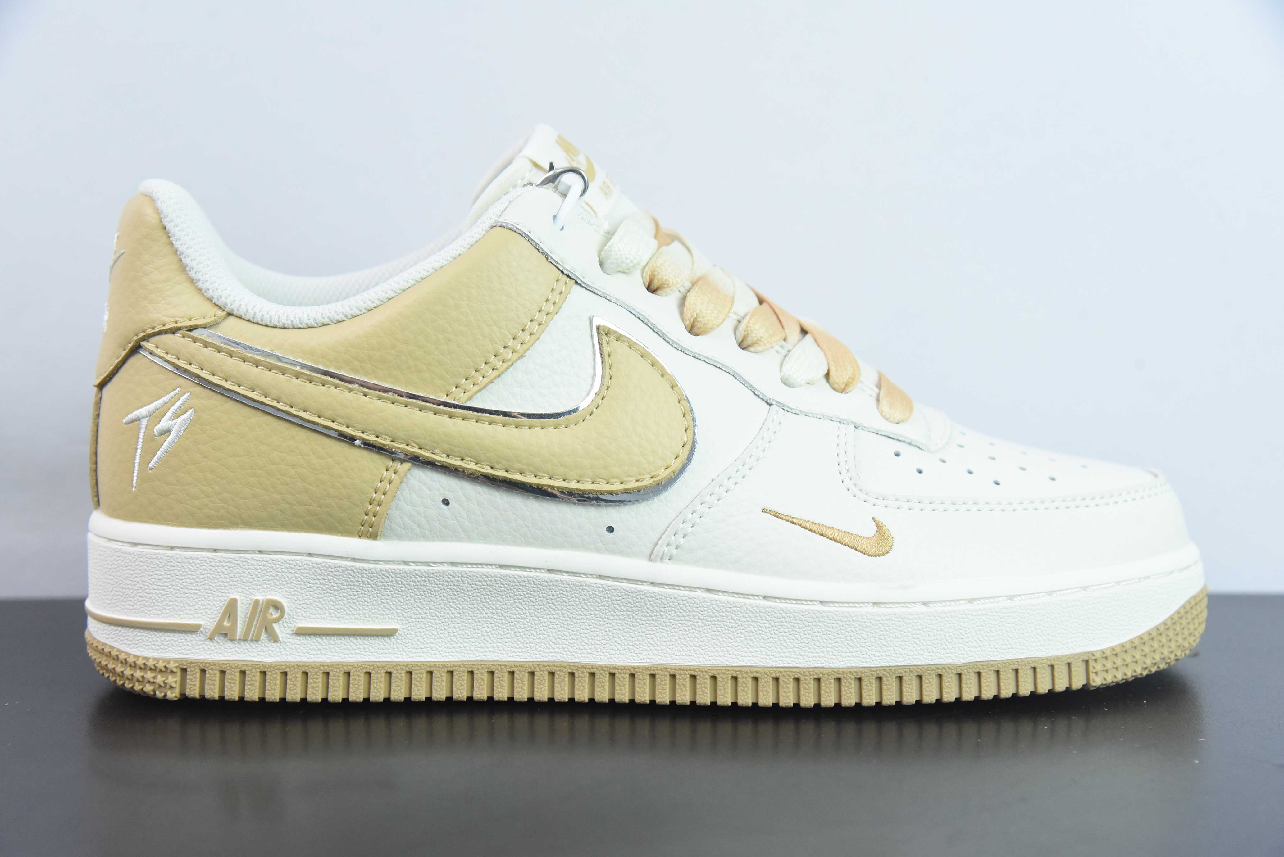 UAO41583748 Nike Air Force 1 AF1 空军一号/低帮 白棕 银边 刺绣 货号：IO5636-111 尺码：36-45