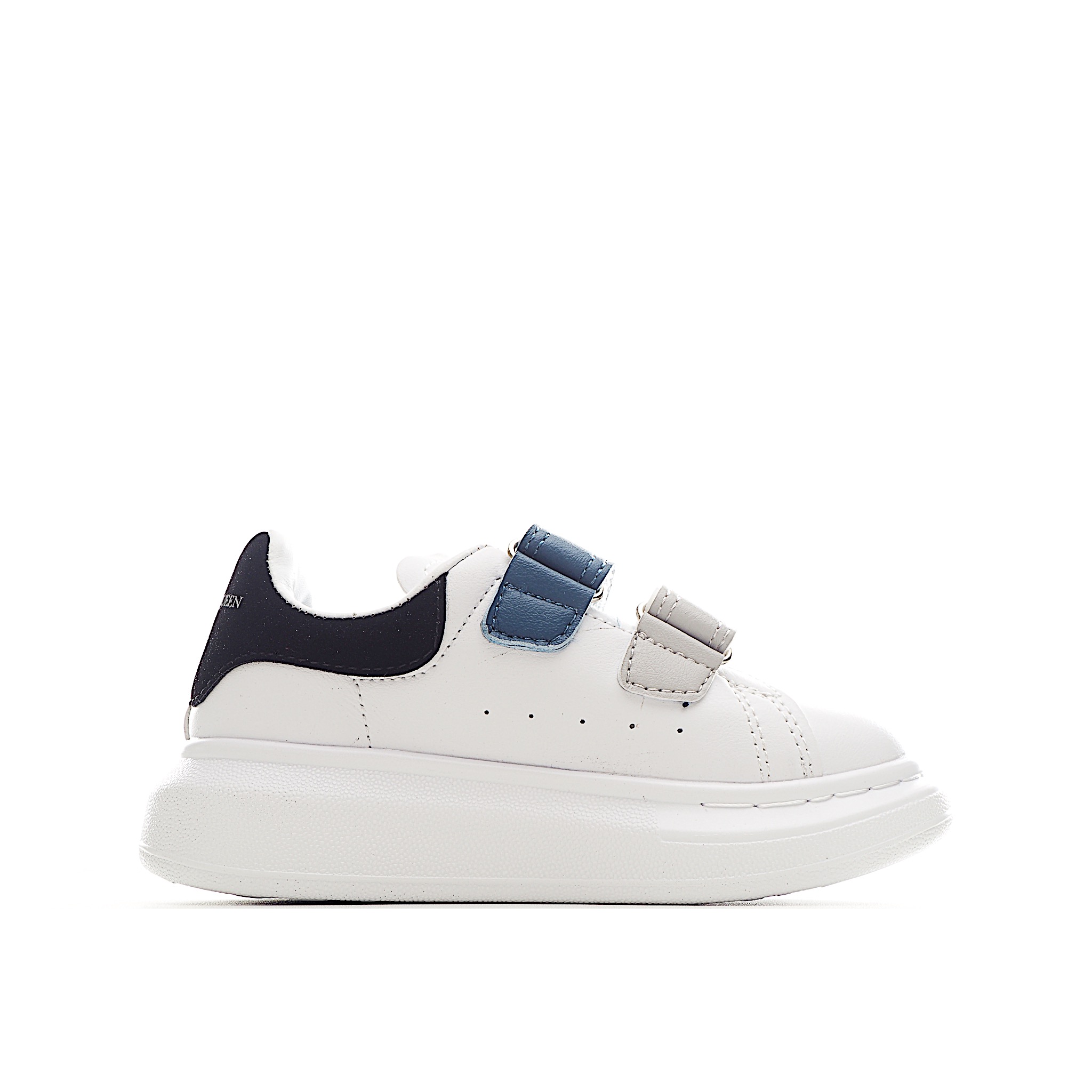 图片[3]-麦昆 魔术贴时尚低帮儿童板鞋 麦昆魔术贴时尚低帮儿童魔术贴低帮运动鞋，双色设计、对比后跟、圆头、正面饰有魔术贴、橡胶厚底。鞋面采用皮革材质制作。采用流行版型设计，外观时尚大气。稳固的后跟贴合足部曲线设计，软弹舒适，不易磨脚。 尺码：25-37-选品中心