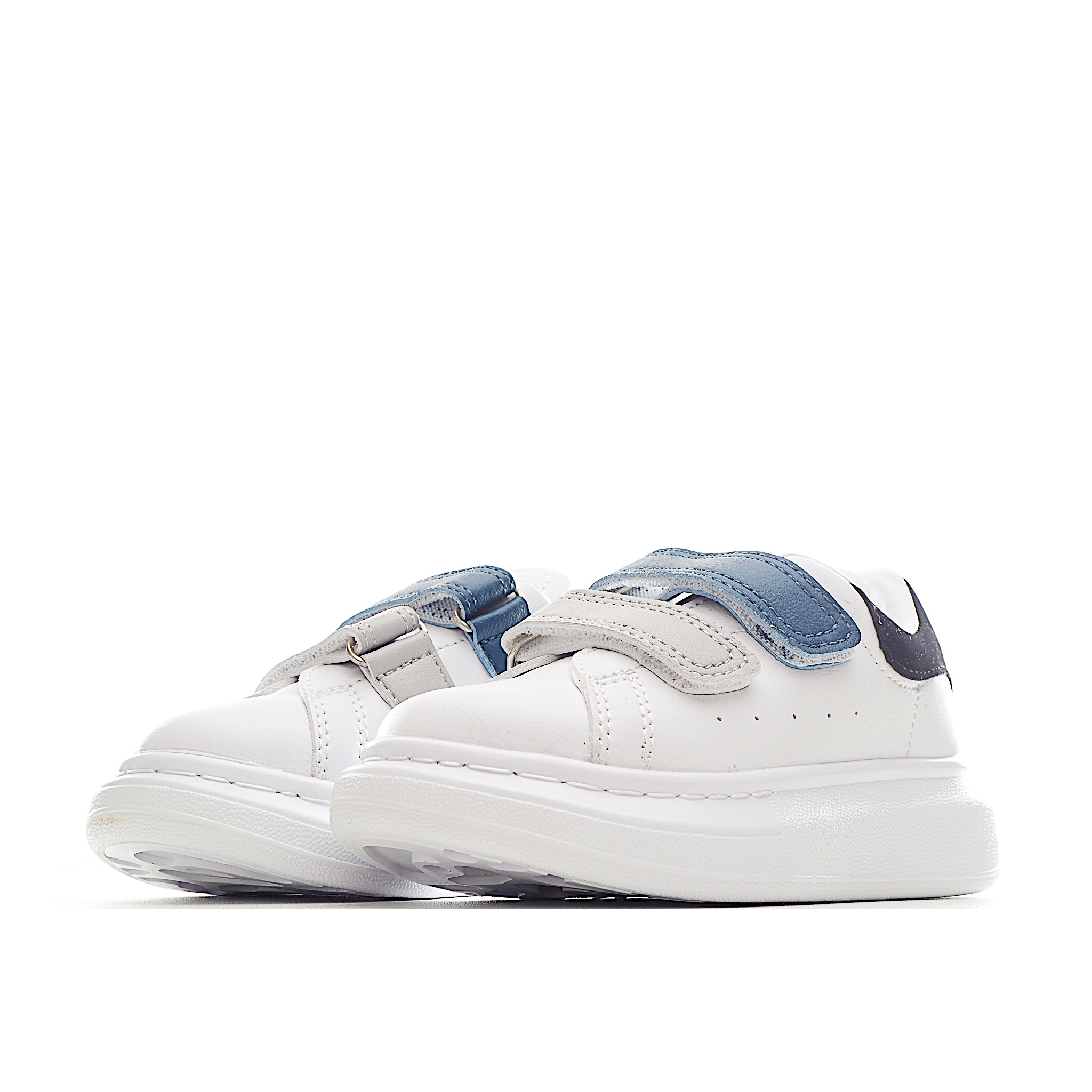 图片[2]-麦昆 魔术贴时尚低帮儿童板鞋 麦昆魔术贴时尚低帮儿童魔术贴低帮运动鞋，双色设计、对比后跟、圆头、正面饰有魔术贴、橡胶厚底。鞋面采用皮革材质制作。采用流行版型设计，外观时尚大气。稳固的后跟贴合足部曲线设计，软弹舒适，不易磨脚。 尺码：25-37-选品中心