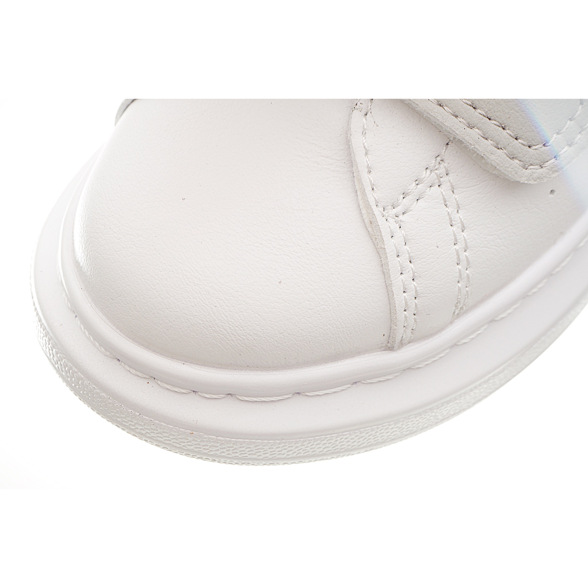 图片[7]-麦昆 魔术贴时尚低帮儿童板鞋 麦昆魔术贴时尚低帮儿童魔术贴低帮运动鞋，双色设计、对比后跟、圆头、正面饰有魔术贴、橡胶厚底。鞋面采用皮革材质制作。采用流行版型设计，外观时尚大气。稳固的后跟贴合足部曲线设计，软弹舒适，不易磨脚。 尺码：25-37-选品中心