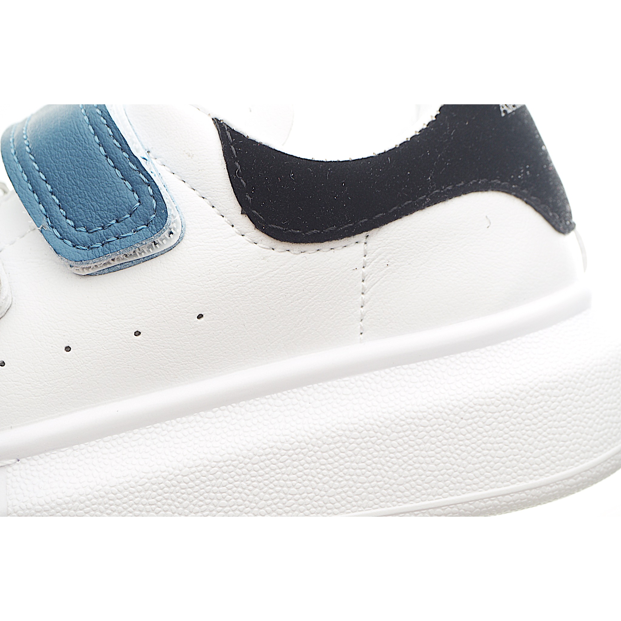 图片[9]-麦昆 魔术贴时尚低帮儿童板鞋 麦昆魔术贴时尚低帮儿童魔术贴低帮运动鞋，双色设计、对比后跟、圆头、正面饰有魔术贴、橡胶厚底。鞋面采用皮革材质制作。采用流行版型设计，外观时尚大气。稳固的后跟贴合足部曲线设计，软弹舒适，不易磨脚。 尺码：25-37-选品中心