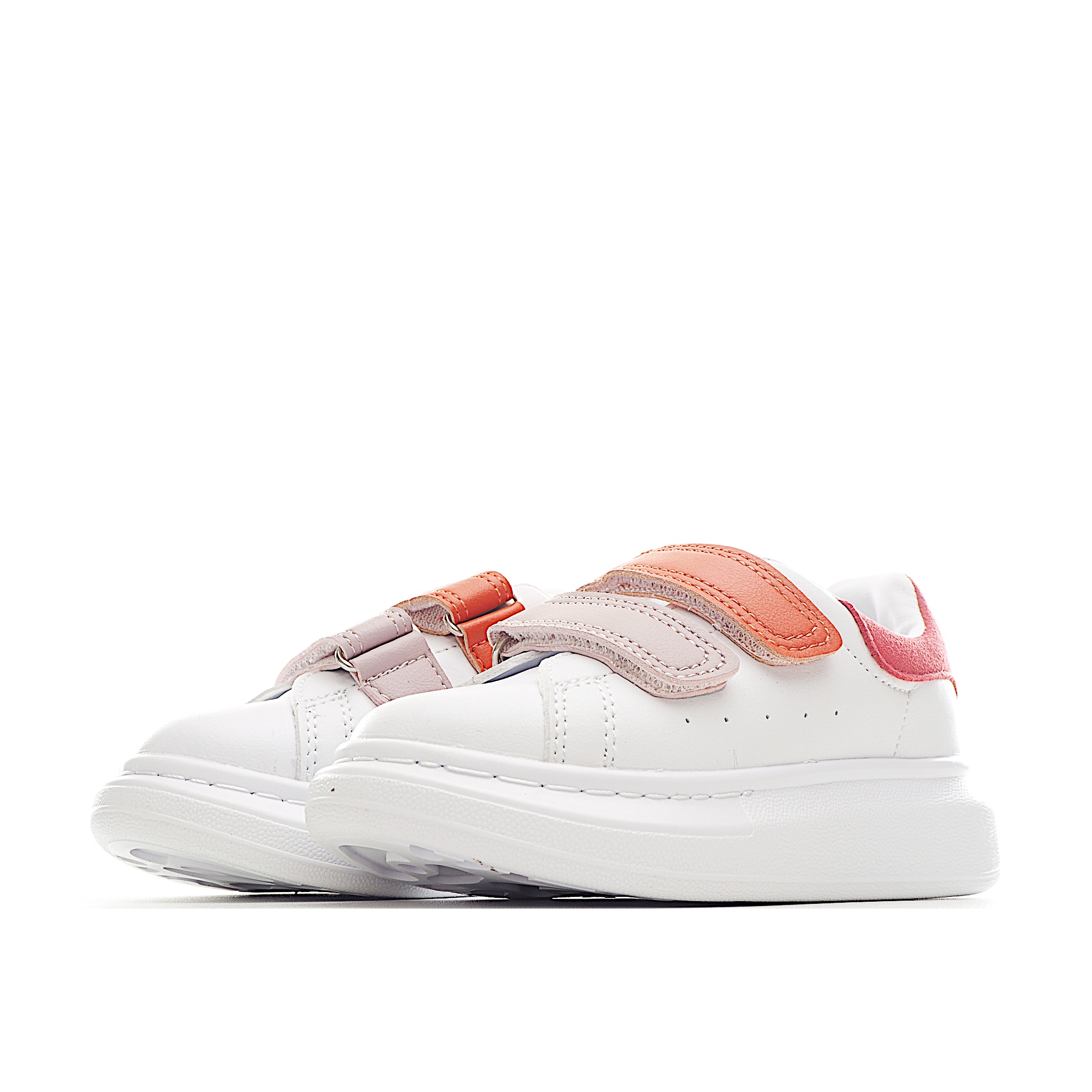 图片[2]-麦昆 魔术贴时尚低帮儿童板鞋 麦昆魔术贴时尚低帮儿童魔术贴低帮运动鞋，双色设计、对比后跟、圆头、正面饰有魔术贴、橡胶厚底。鞋面采用皮革材质制作。采用流行版型设计，外观时尚大气。稳固的后跟贴合足部曲线设计，软弹舒适，不易磨脚。 尺码：25-37-选品中心