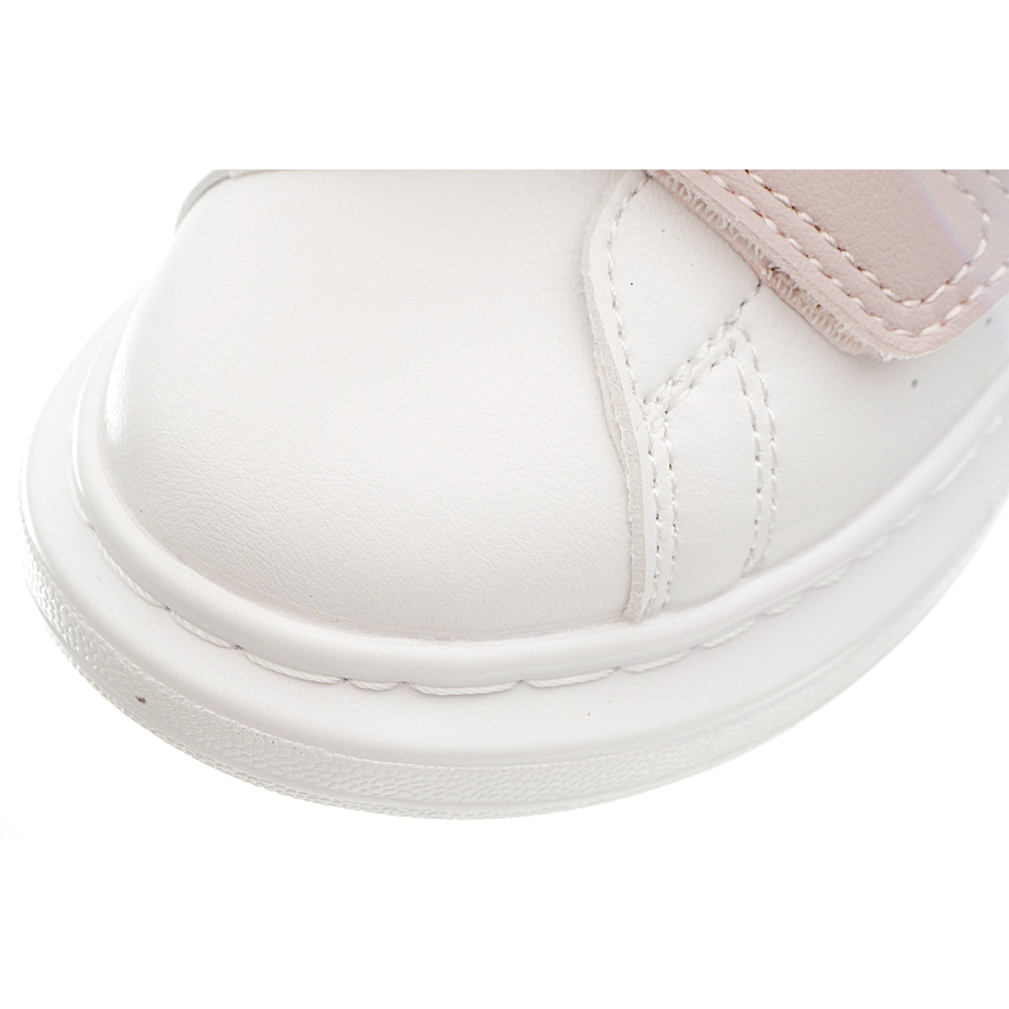 图片[7]-麦昆 魔术贴时尚低帮儿童板鞋 麦昆魔术贴时尚低帮儿童魔术贴低帮运动鞋，双色设计、对比后跟、圆头、正面饰有魔术贴、橡胶厚底。鞋面采用皮革材质制作。采用流行版型设计，外观时尚大气。稳固的后跟贴合足部曲线设计，软弹舒适，不易磨脚。 尺码：25-37-选品中心