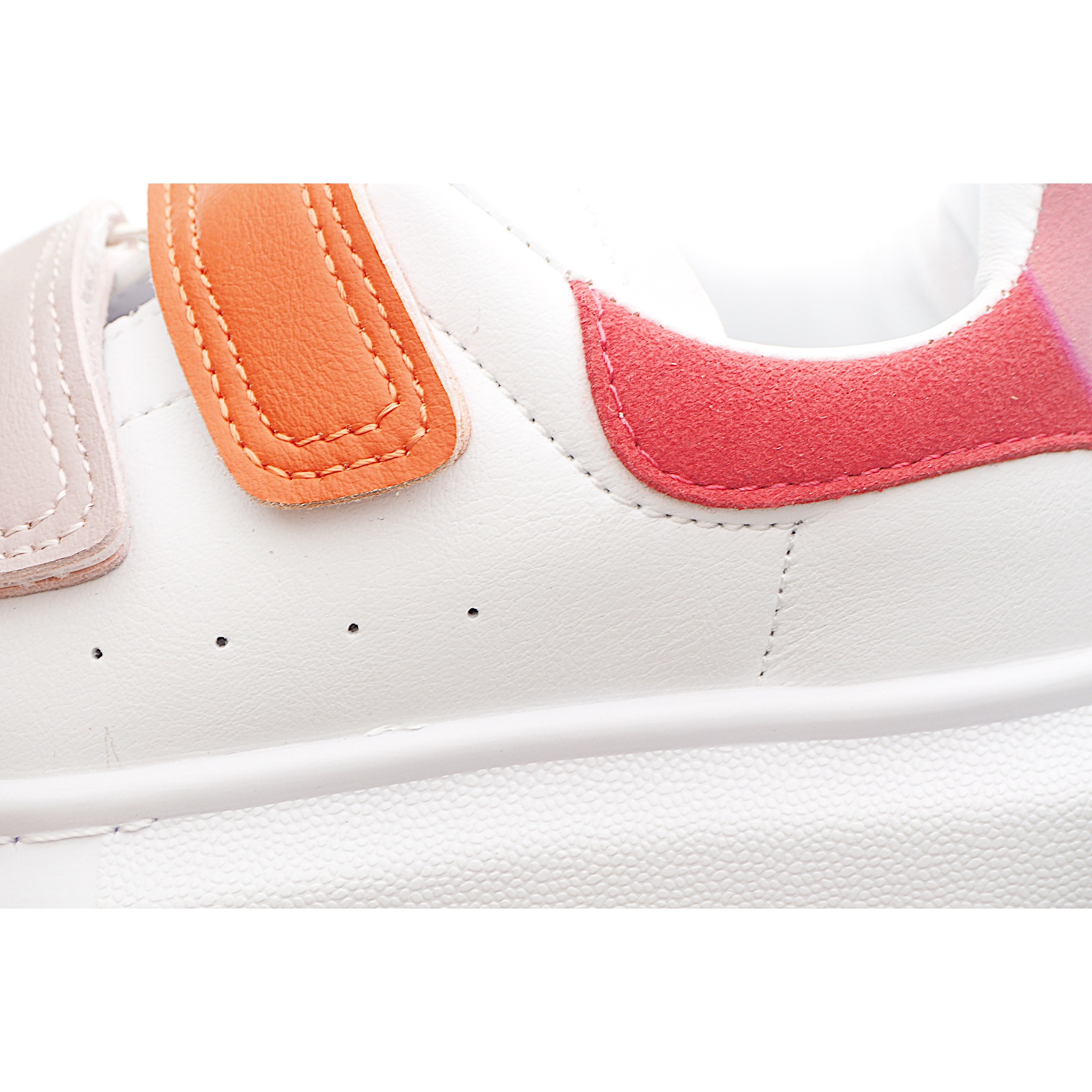 图片[8]-麦昆 魔术贴时尚低帮儿童板鞋 麦昆魔术贴时尚低帮儿童魔术贴低帮运动鞋，双色设计、对比后跟、圆头、正面饰有魔术贴、橡胶厚底。鞋面采用皮革材质制作。采用流行版型设计，外观时尚大气。稳固的后跟贴合足部曲线设计，软弹舒适，不易磨脚。 尺码：25-37-选品中心