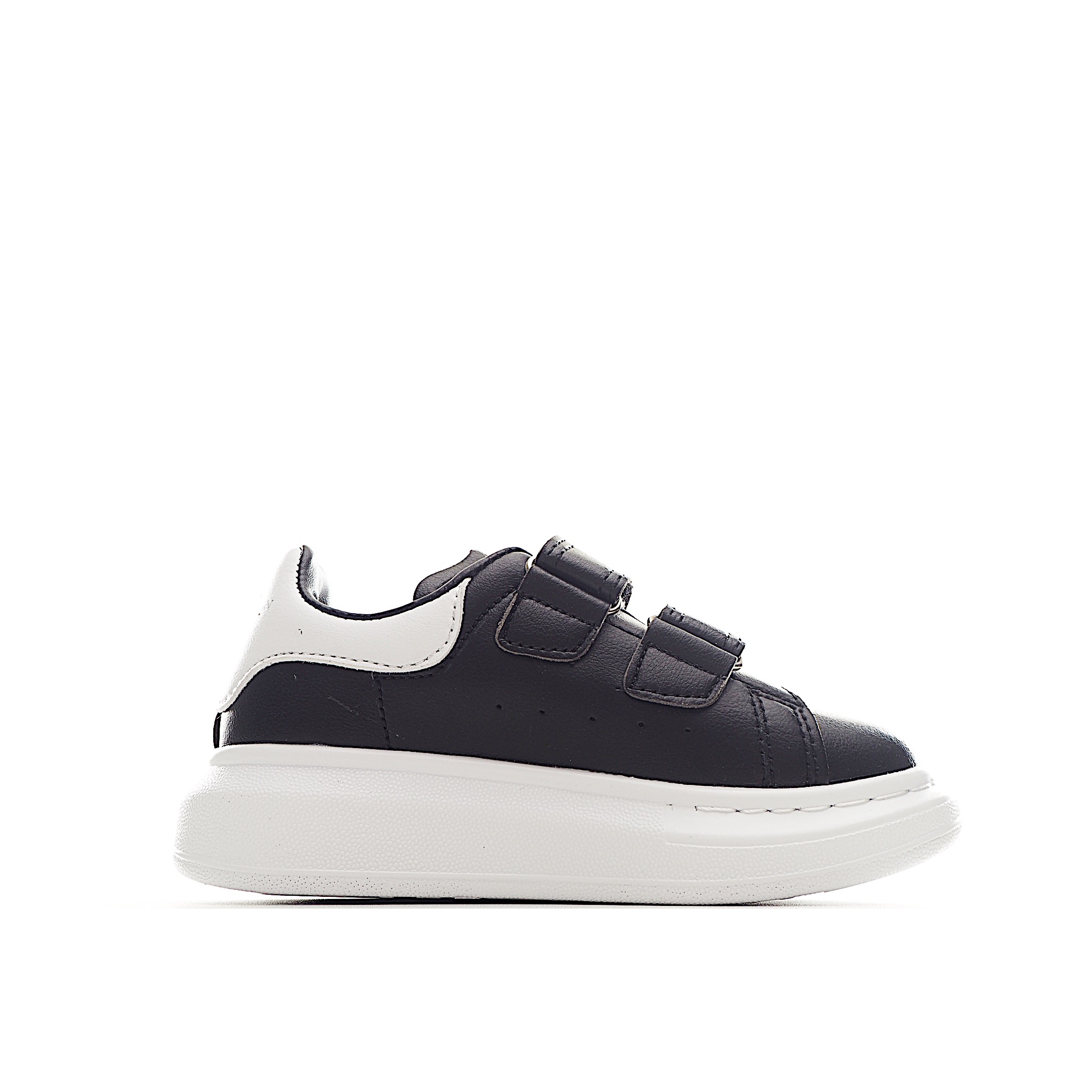 图片[3]-麦昆 魔术贴时尚低帮儿童板鞋 麦昆魔术贴时尚低帮儿童魔术贴低帮运动鞋，双色设计、对比后跟、圆头、正面饰有魔术贴、橡胶厚底。鞋面采用皮革材质制作。采用流行版型设计，外观时尚大气。稳固的后跟贴合足部曲线设计，软弹舒适，不易磨脚。 尺码：25-37-选品中心