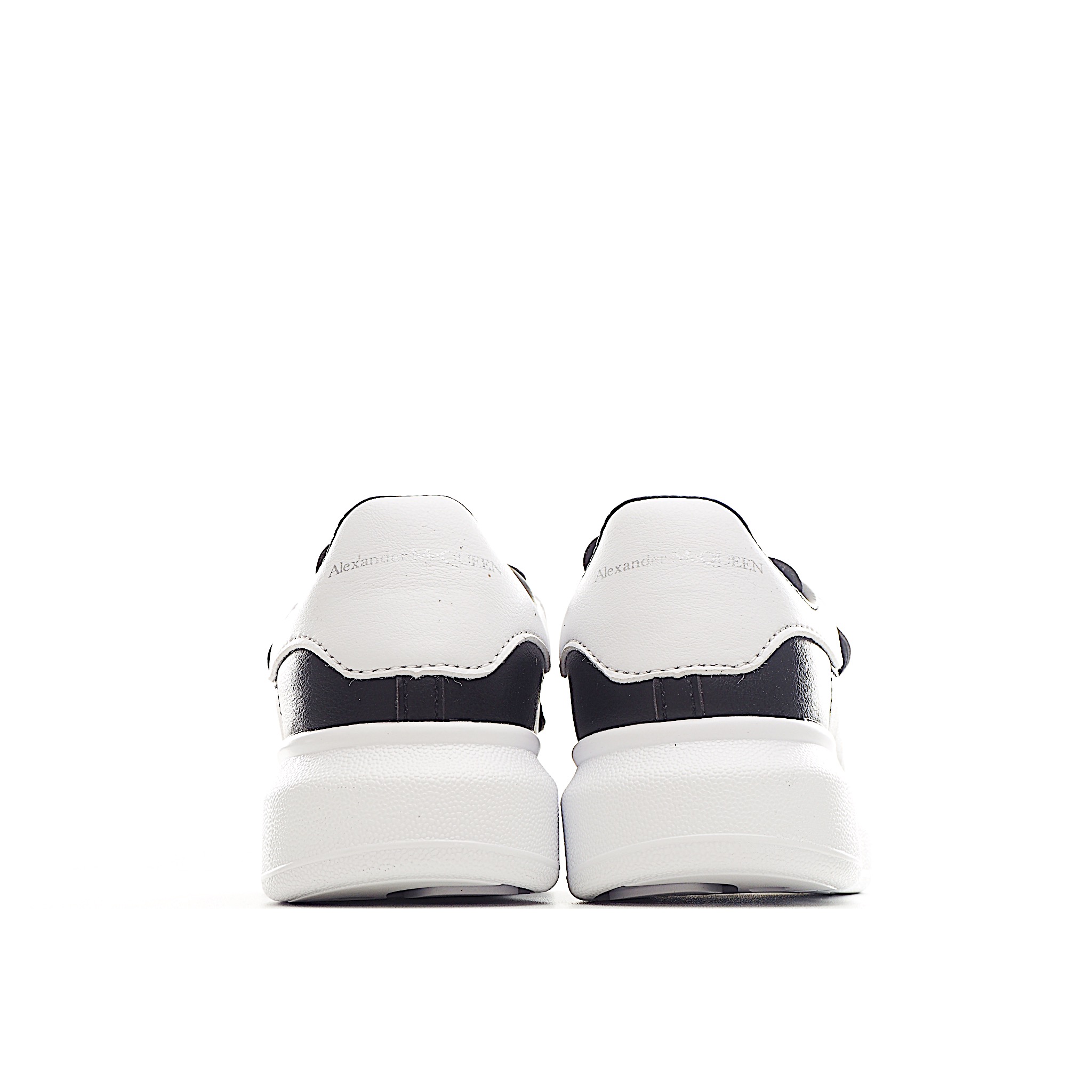 图片[5]-麦昆 魔术贴时尚低帮儿童板鞋 麦昆魔术贴时尚低帮儿童魔术贴低帮运动鞋，双色设计、对比后跟、圆头、正面饰有魔术贴、橡胶厚底。鞋面采用皮革材质制作。采用流行版型设计，外观时尚大气。稳固的后跟贴合足部曲线设计，软弹舒适，不易磨脚。 尺码：25-37-选品中心